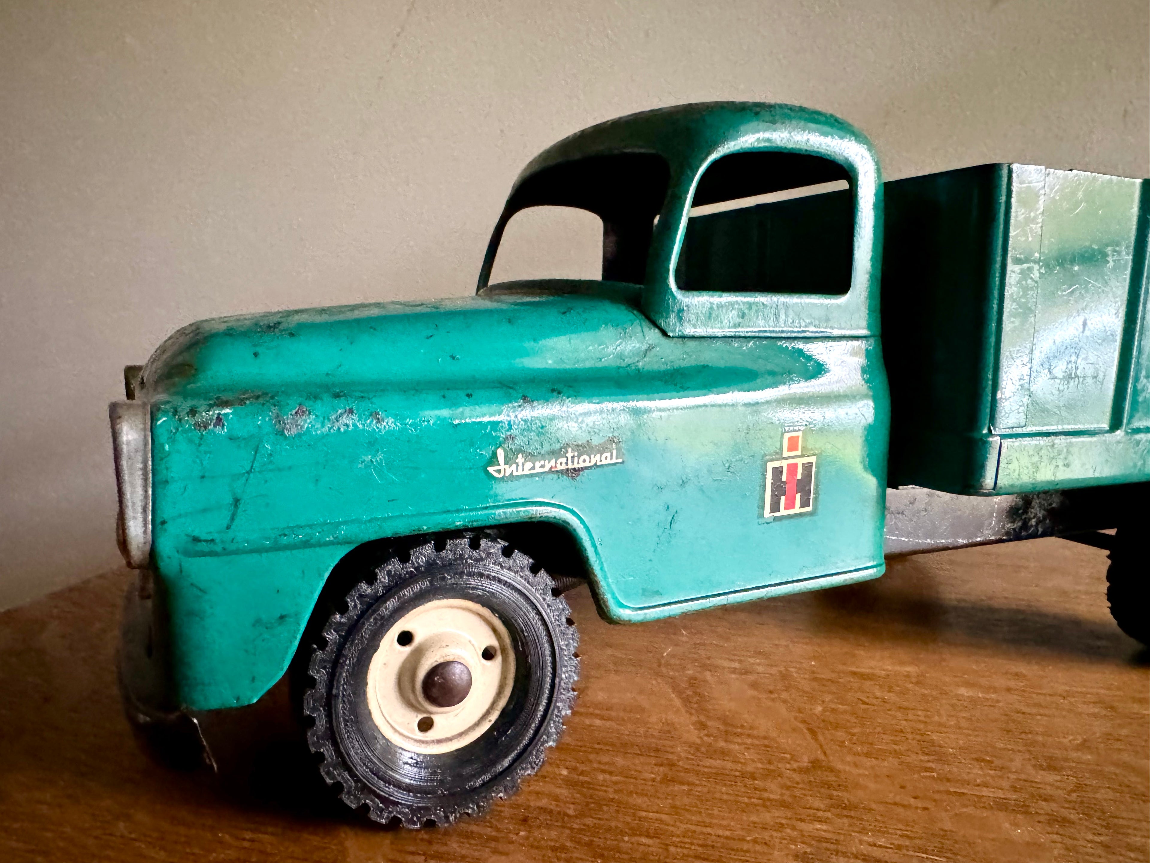 Vintage Tru-Scale IH International Grain Truck | 1/16 Scale Pressed Steel Harvester Truck
