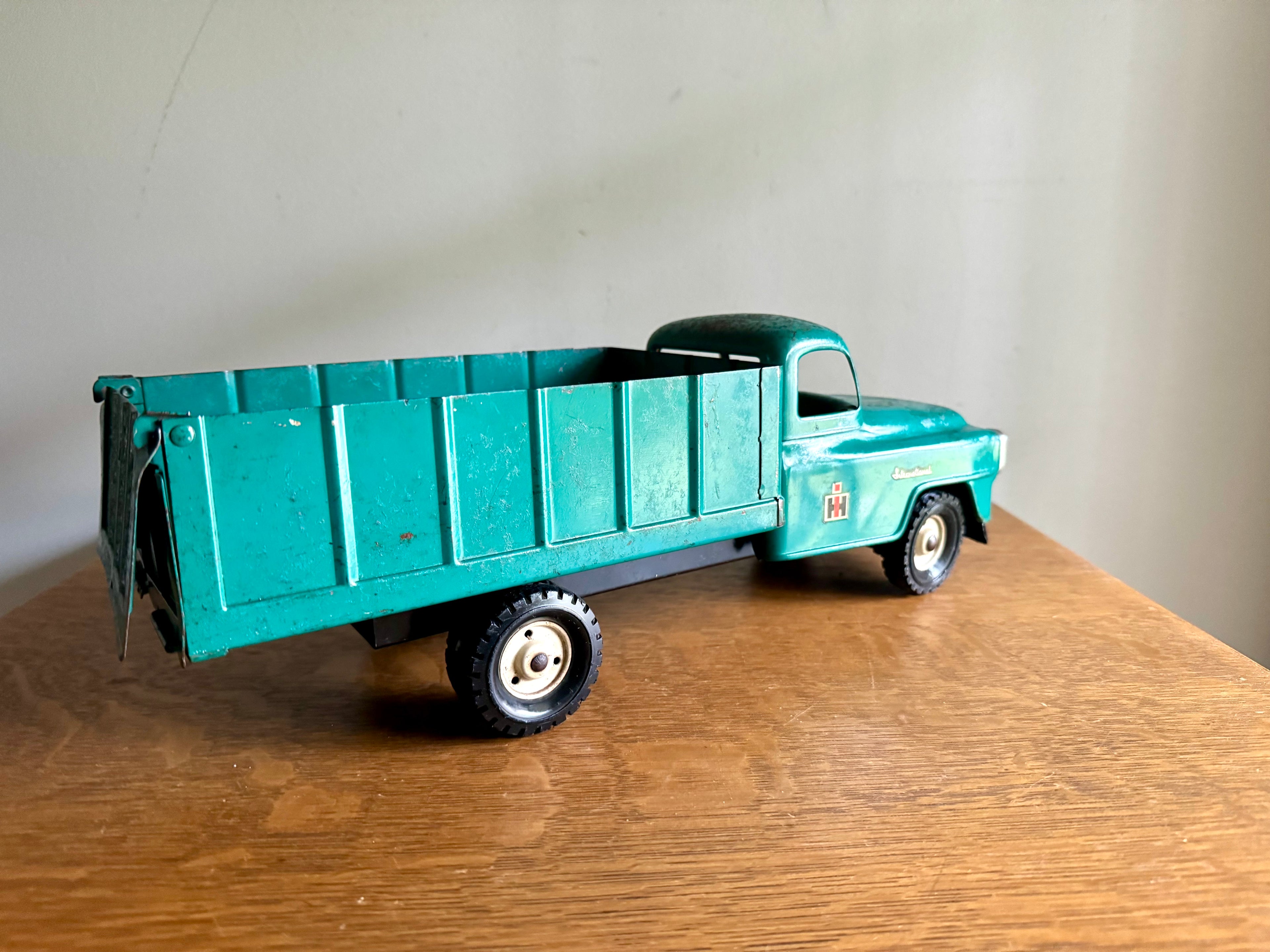 Vintage Tru-Scale IH International Grain Truck | 1/16 Scale Pressed Steel Harvester Truck