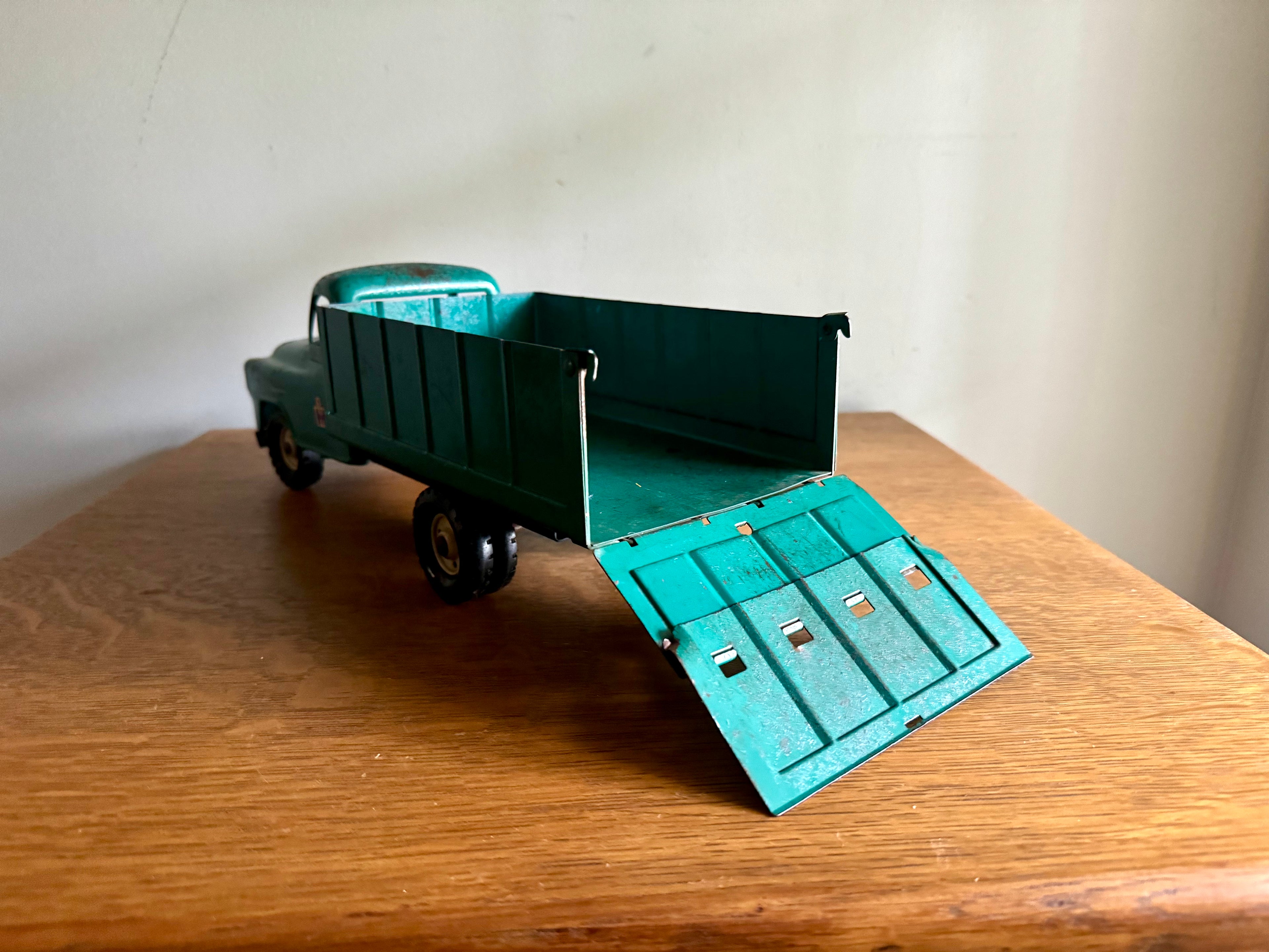 Vintage Tru-Scale IH International Grain Truck | 1/16 Scale Pressed Steel Harvester Truck