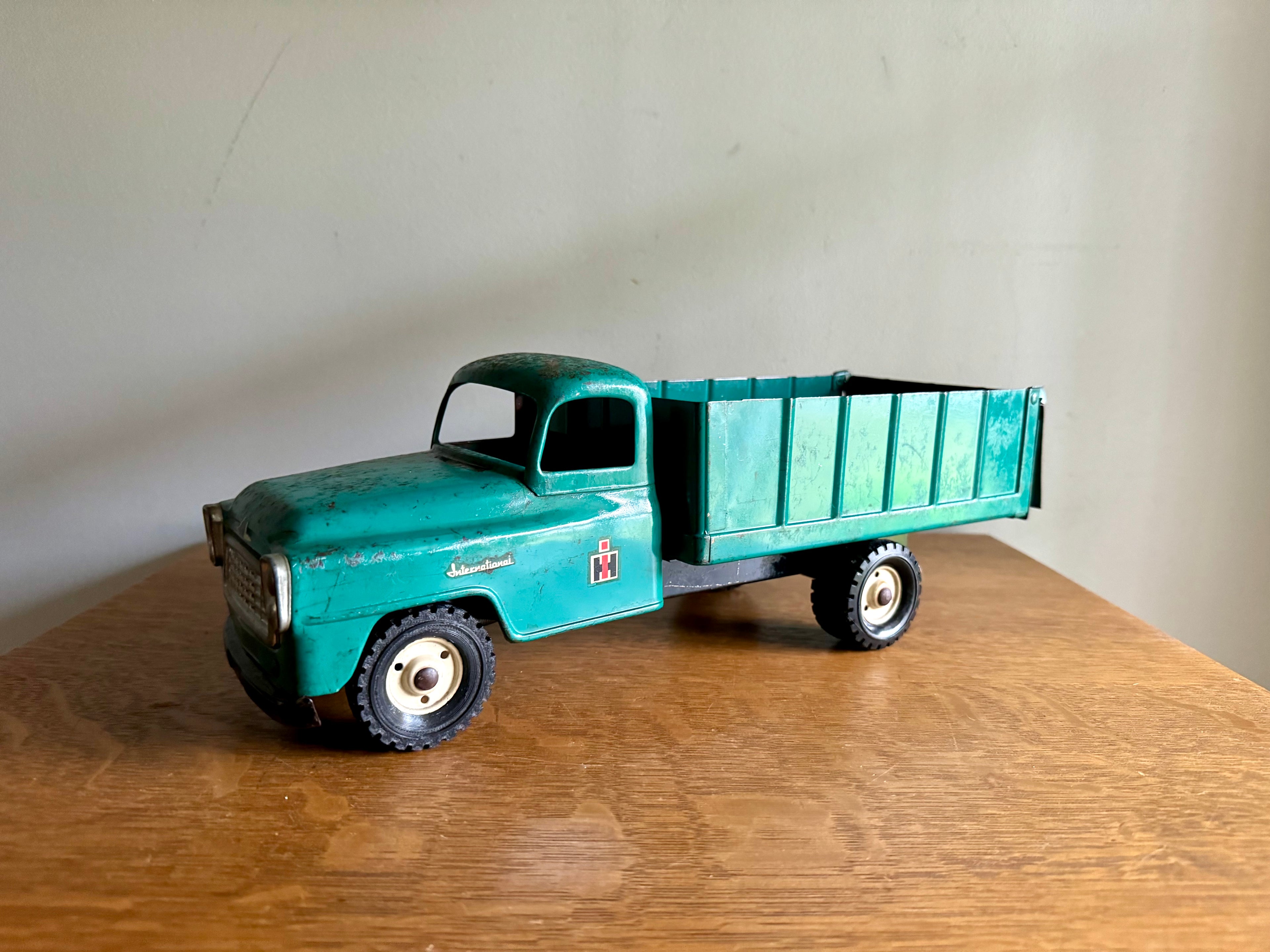 Vintage Tru-Scale IH International Grain Truck | 1/16 Scale Pressed Steel Harvester Truck