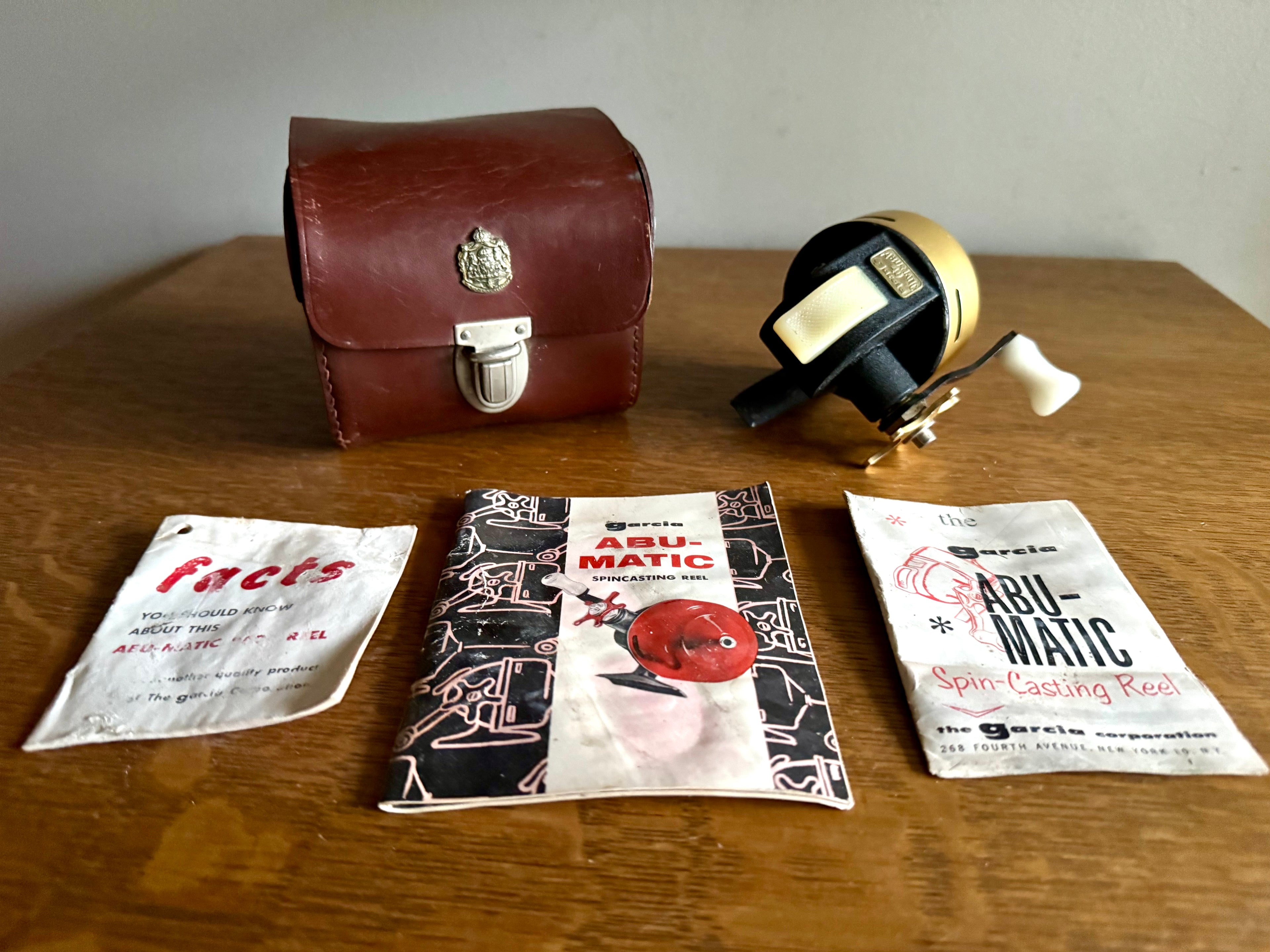 Vtg/Rare Abu Garcia Abumatic  Model 40 Spincast Reel in Kunglhovleverantor Leather Case and Original Manuals