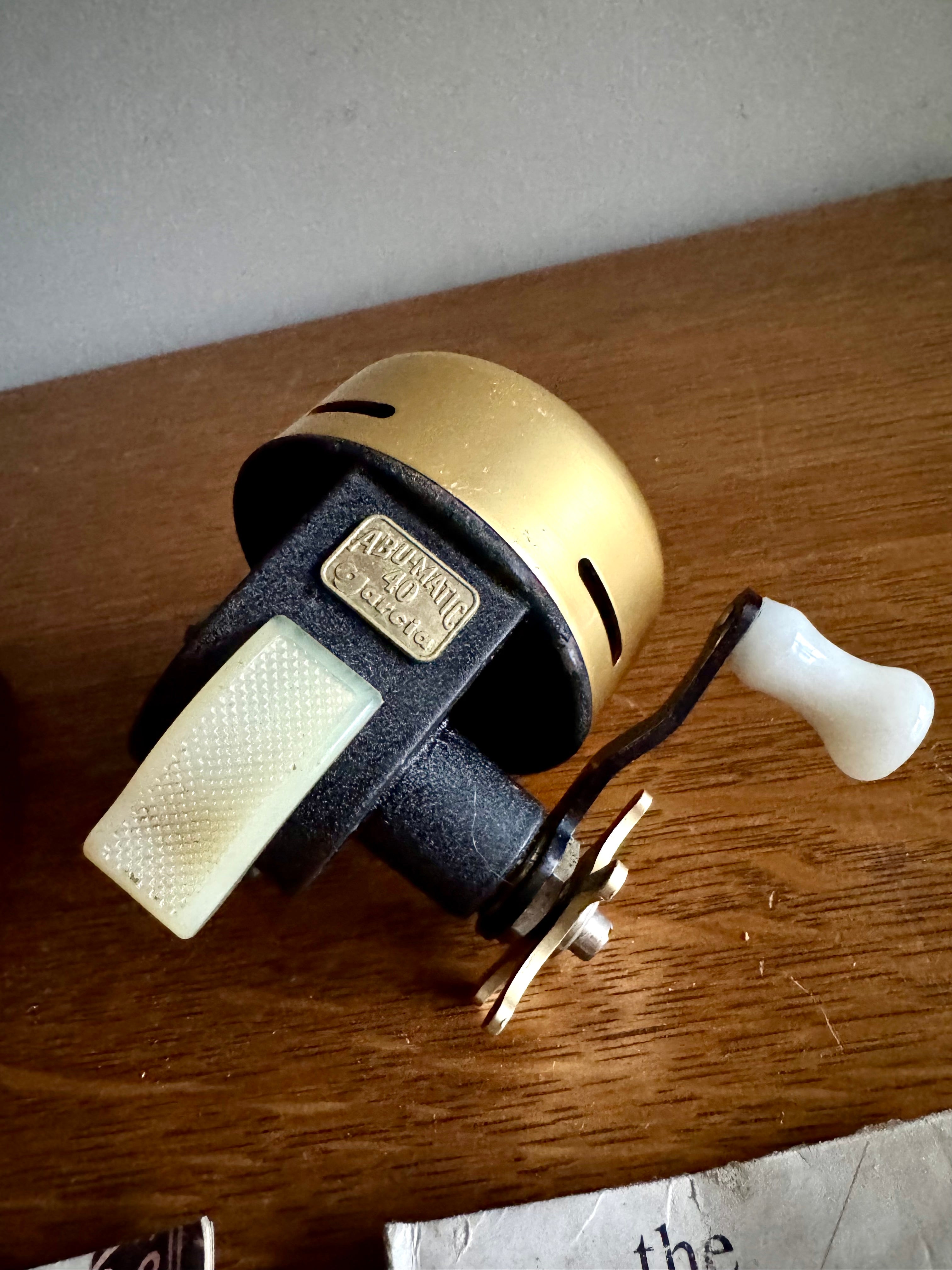 Vtg/Rare Abu Garcia Abumatic  Model 40 Spincast Reel in Kunglhovleverantor Leather Case and Original Manuals