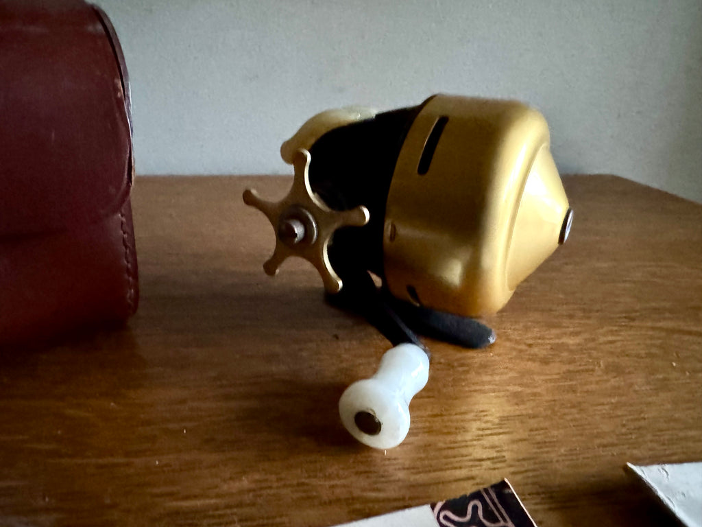 Vtg/Rare Abu Garcia Abumatic  Model 40 Spincast Reel in Kunglhovleverantor Leather Case and Original Manuals