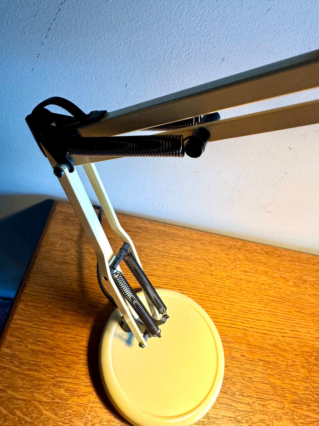 Industrial Luxo Style Articulating Swing Arm Creme Metal Portable Table Desk Lamp