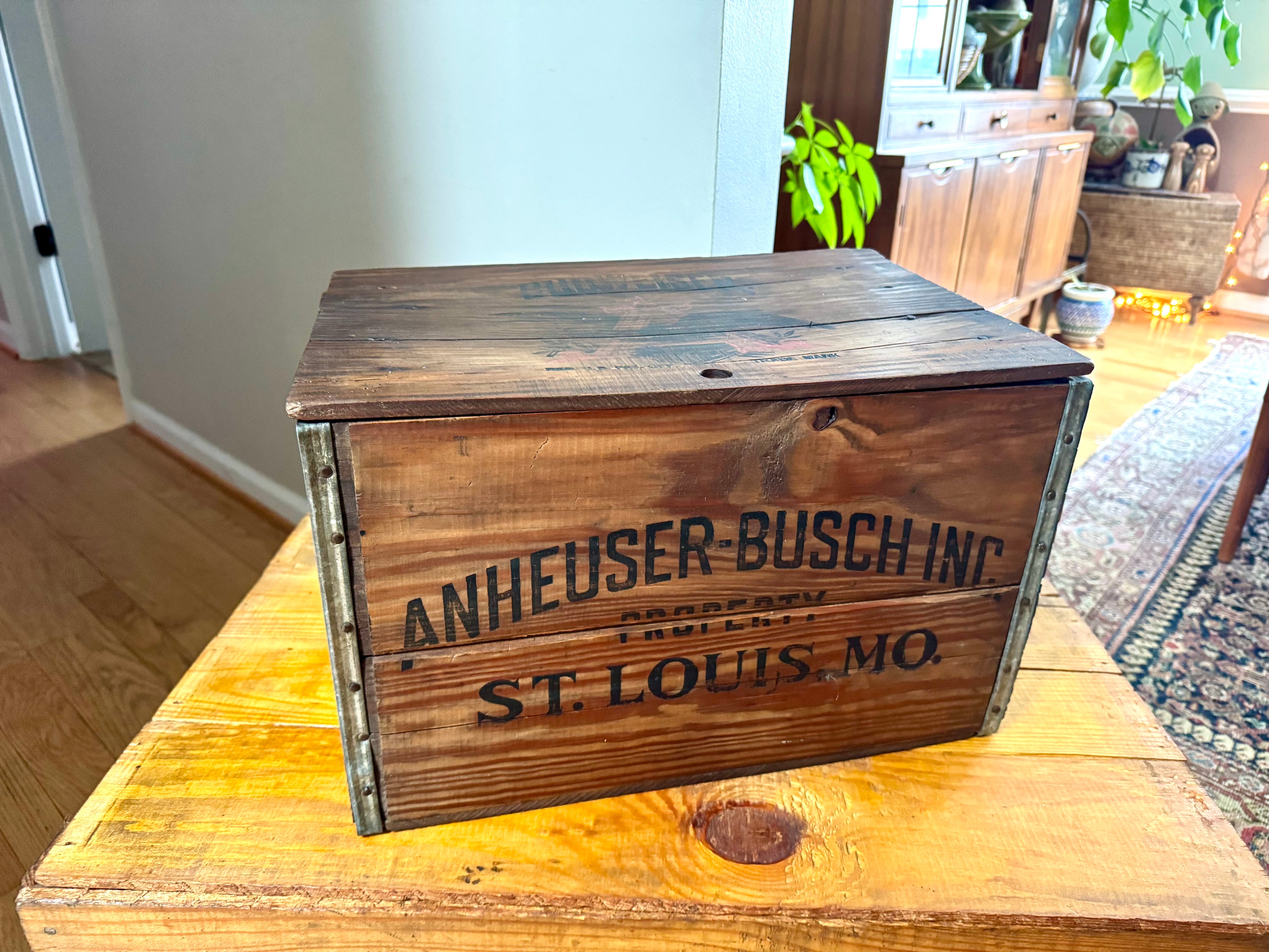 A Vtg Anheuser-Busch Crate In Wood With Lid & Open Side Handles | Distressed Anheuser-Busch Beer Crate