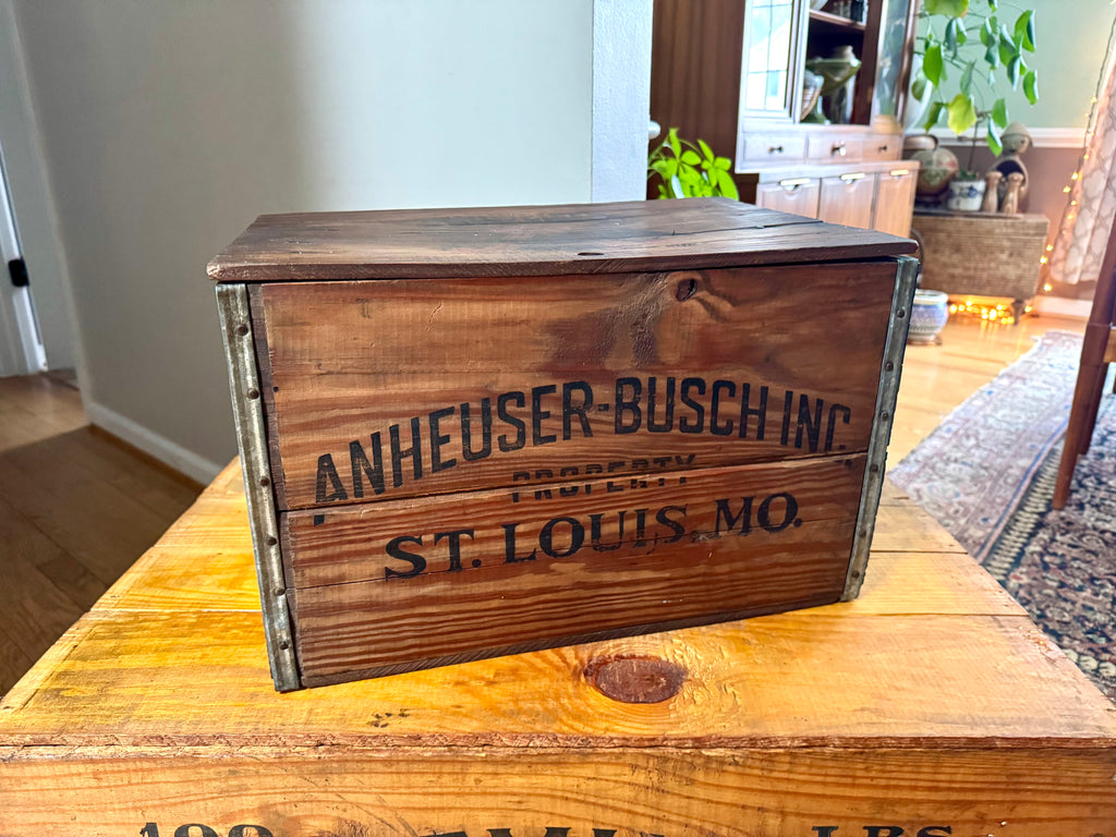 A Vtg Anheuser-Busch Crate In Wood With Lid & Open Side Handles | Distressed Anheuser-Busch Beer Crate
