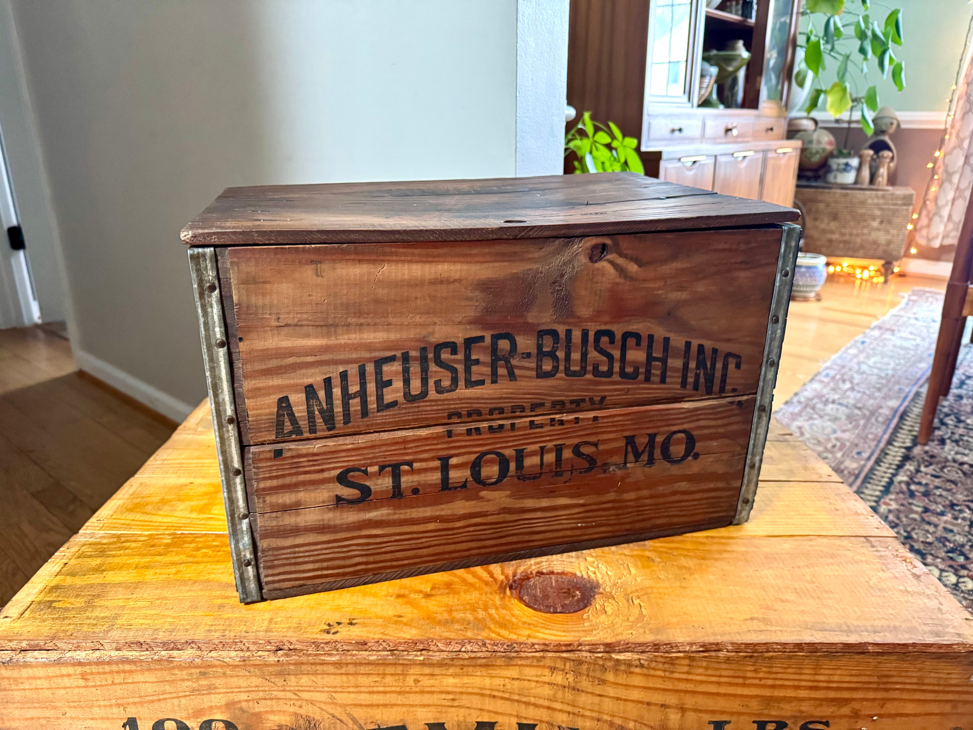 A Vtg Anheuser-Busch Crate In Wood With Lid & Open Side Handles | Distressed Anheuser-Busch Beer Crate