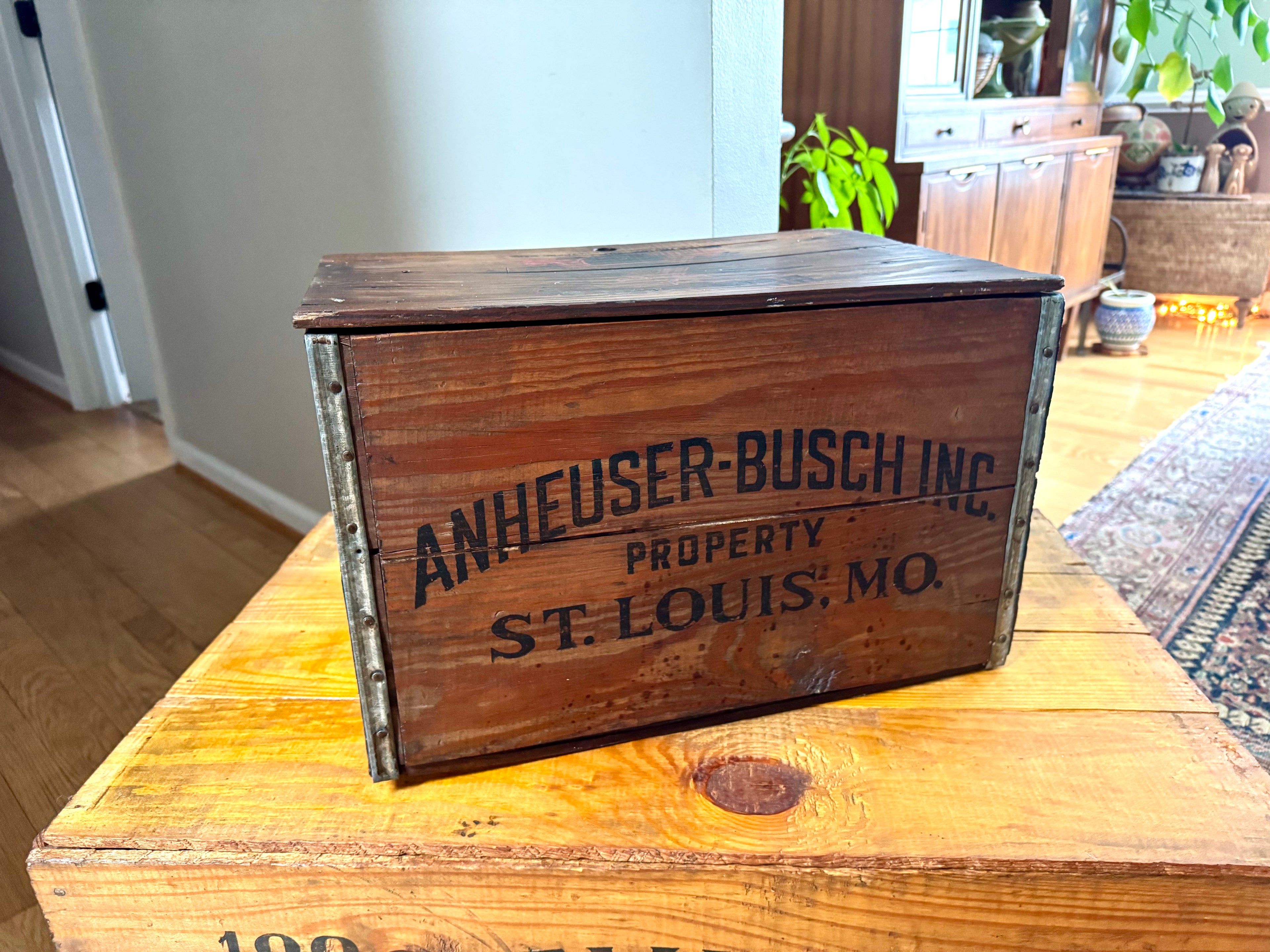 A Vtg Anheuser-Busch Crate In Wood With Lid & Open Side Handles | Distressed Anheuser-Busch Beer Crate