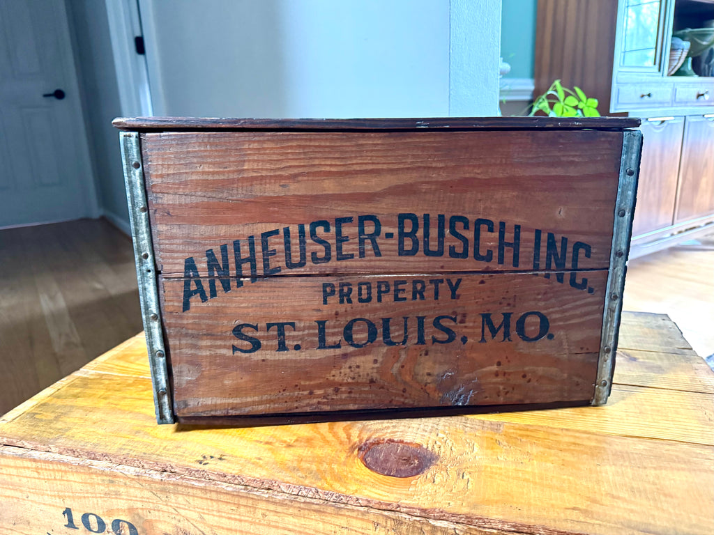 A Vtg Anheuser-Busch Crate In Wood With Lid & Open Side Handles | Distressed Anheuser-Busch Beer Crate