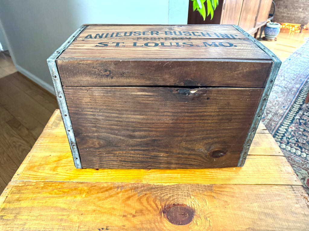 A Vtg Anheuser-Busch Crate In Wood With Lid & Open Side Handles | Distressed Anheuser-Busch Beer Crate