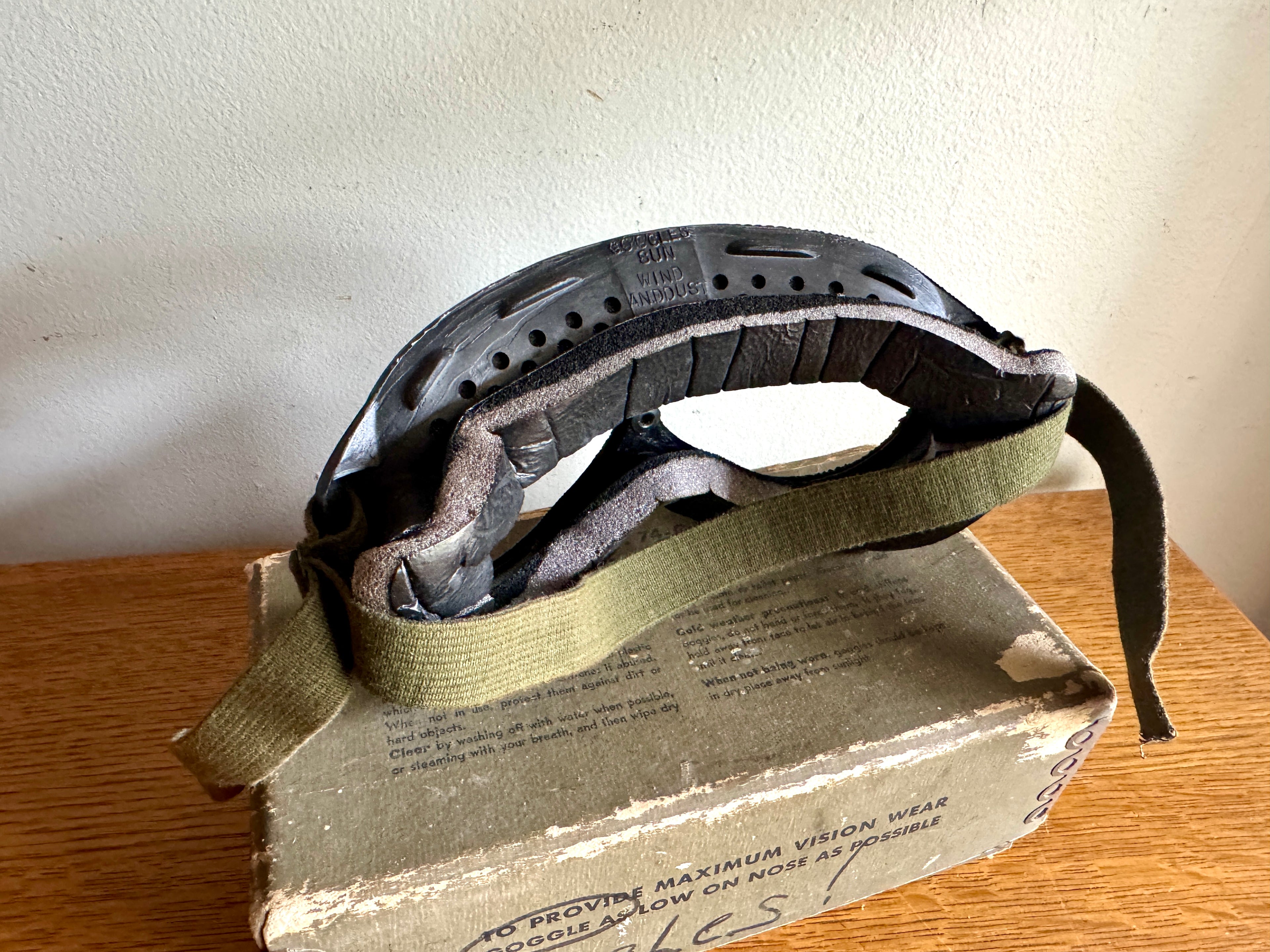 Vtg WW2 US Military Goggles M-1944 Stock No. 74-G-77 w/ Box ~ Sun,Wind & Dust Goggles