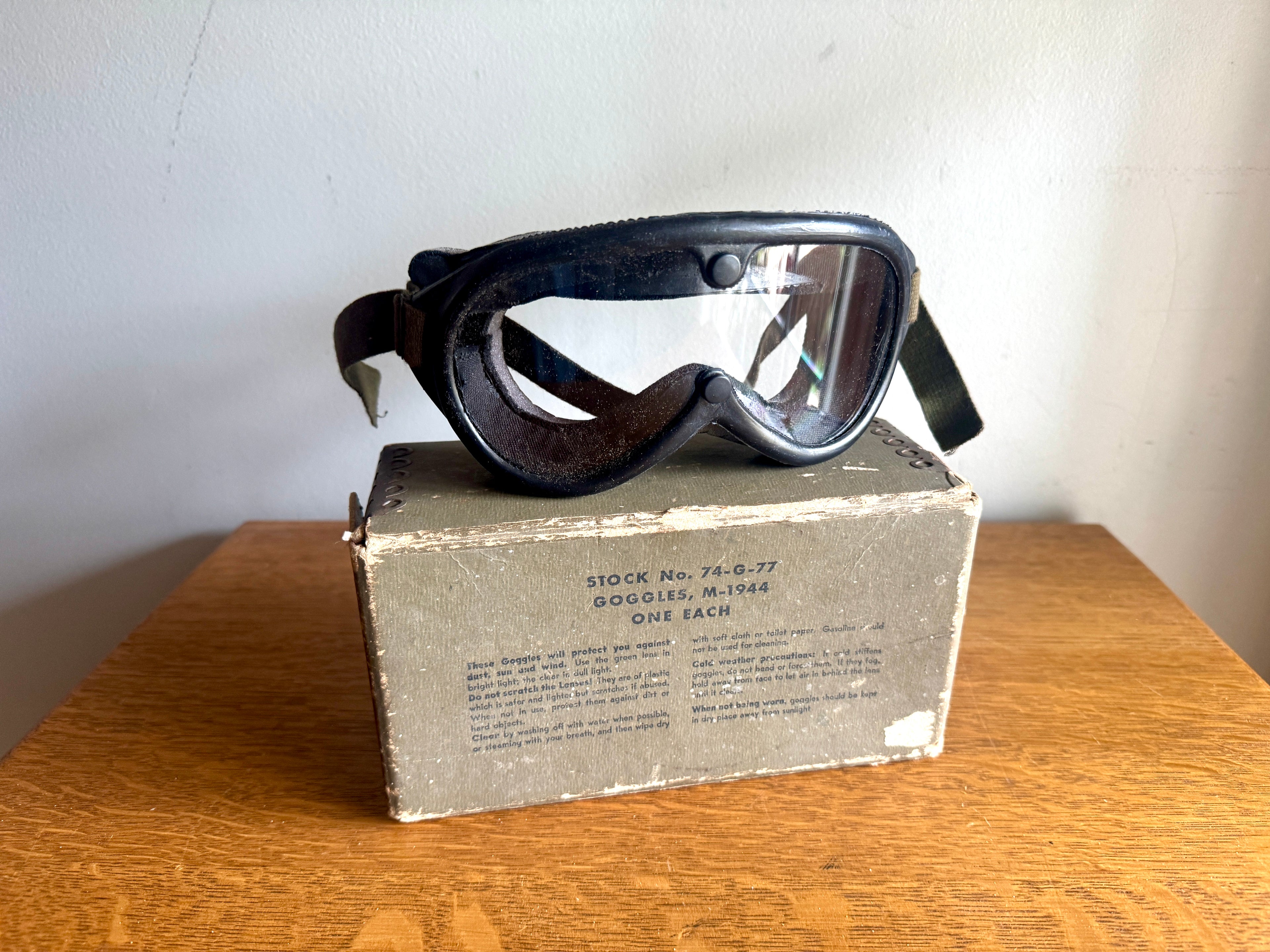 Vtg WW2 US Military Goggles M-1944 Stock No. 74-G-77 w/ Box ~ Sun,Wind & Dust Goggles