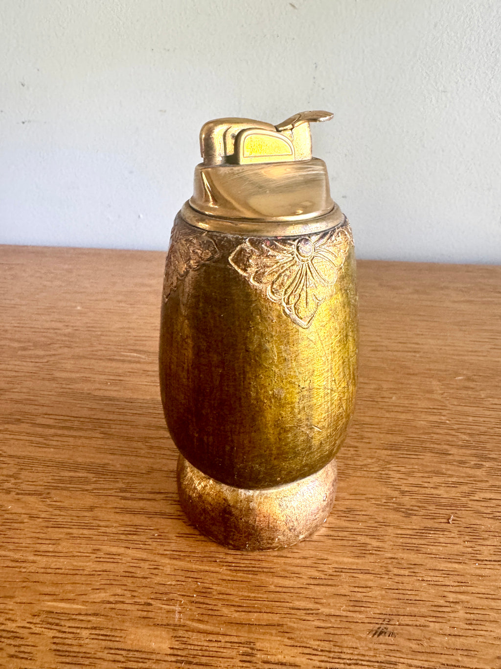 Vtg Working Evans Gold Table Lighter with Shell Shaped Thumb Lever