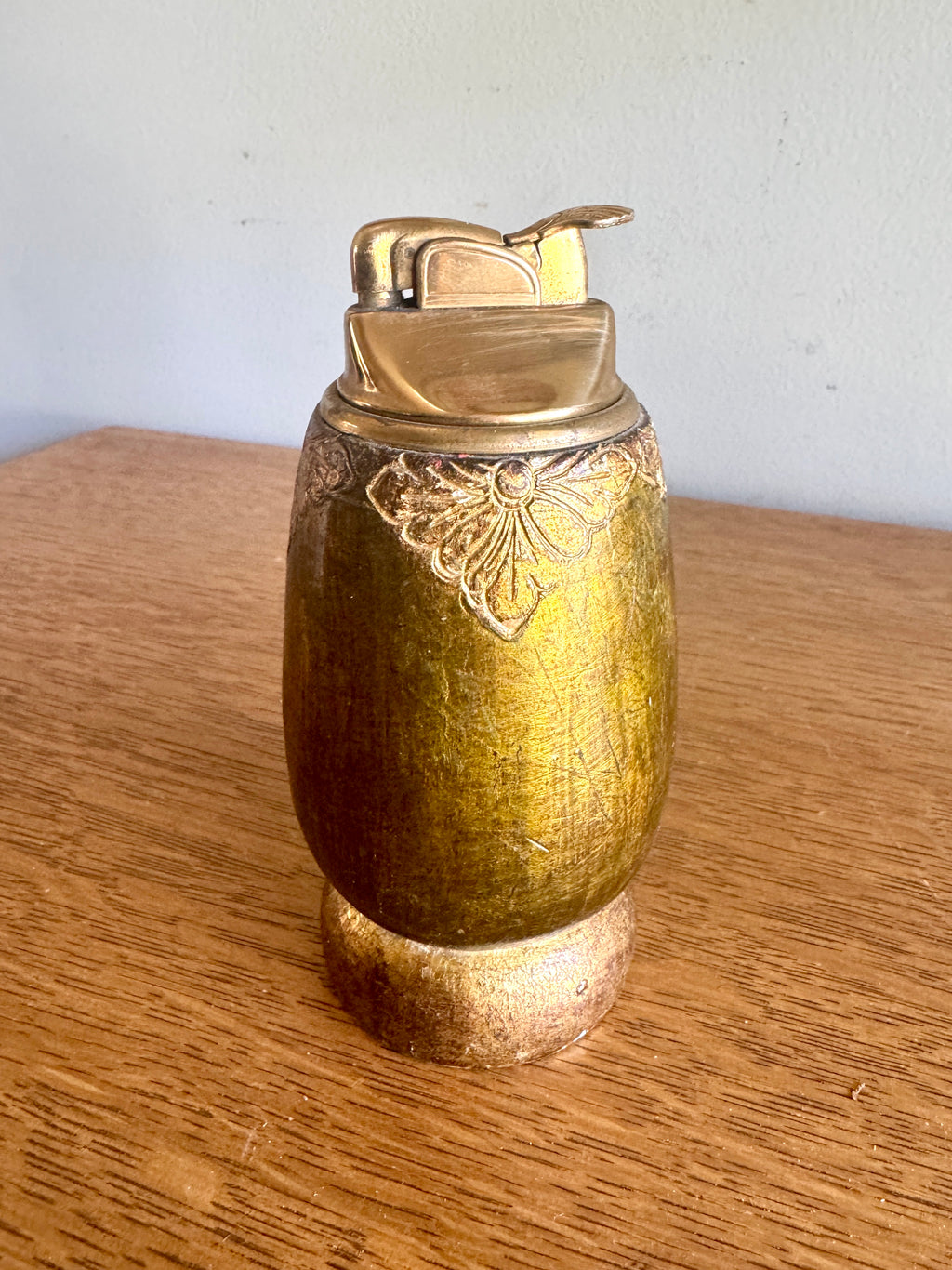 Vtg Working Evans Gold Table Lighter with Shell Shaped Thumb Lever