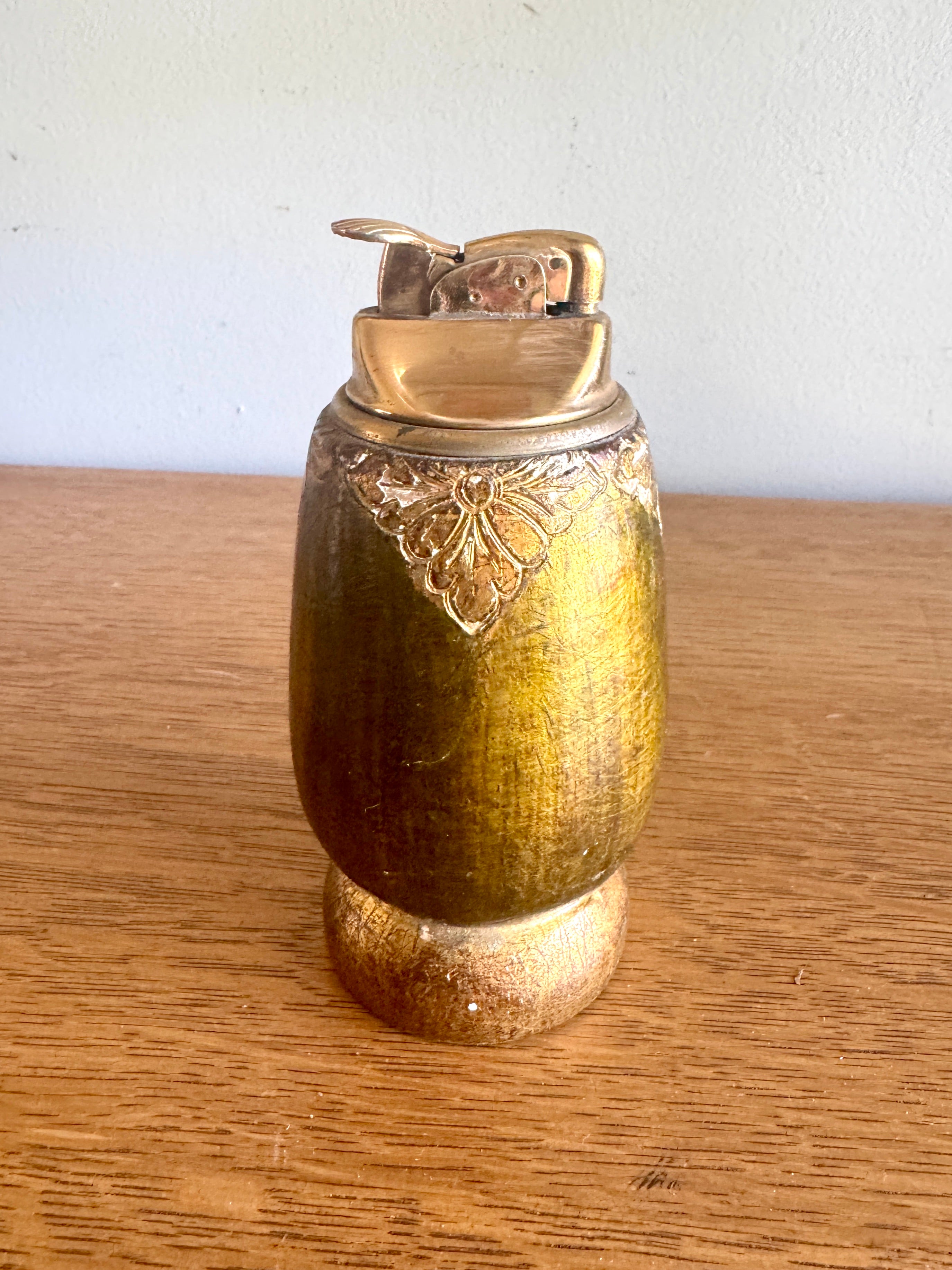 Vtg Working Evans Gold Table Lighter with Shell Shaped Thumb Lever