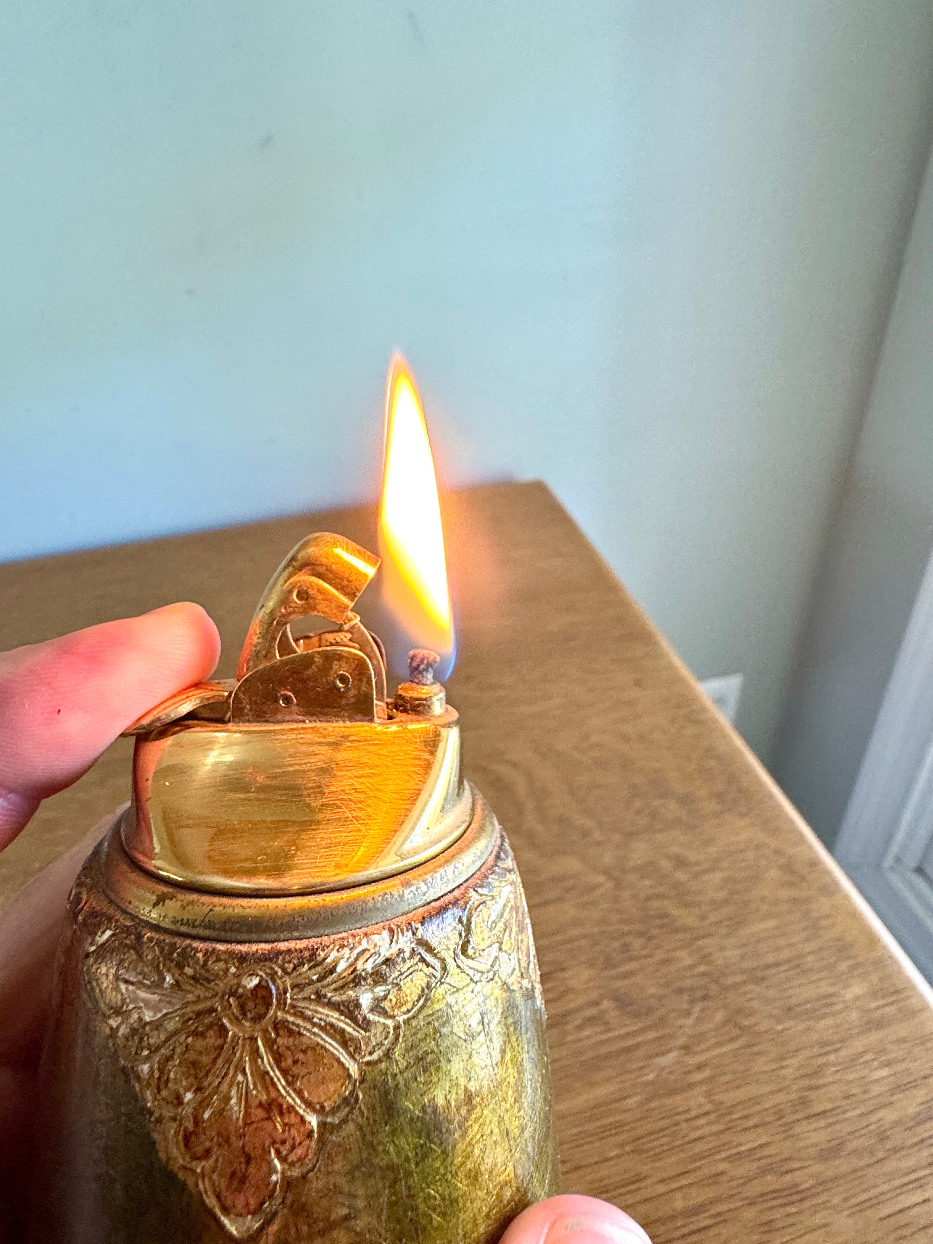 Vtg Working Evans Gold Table Lighter with Shell Shaped Thumb Lever