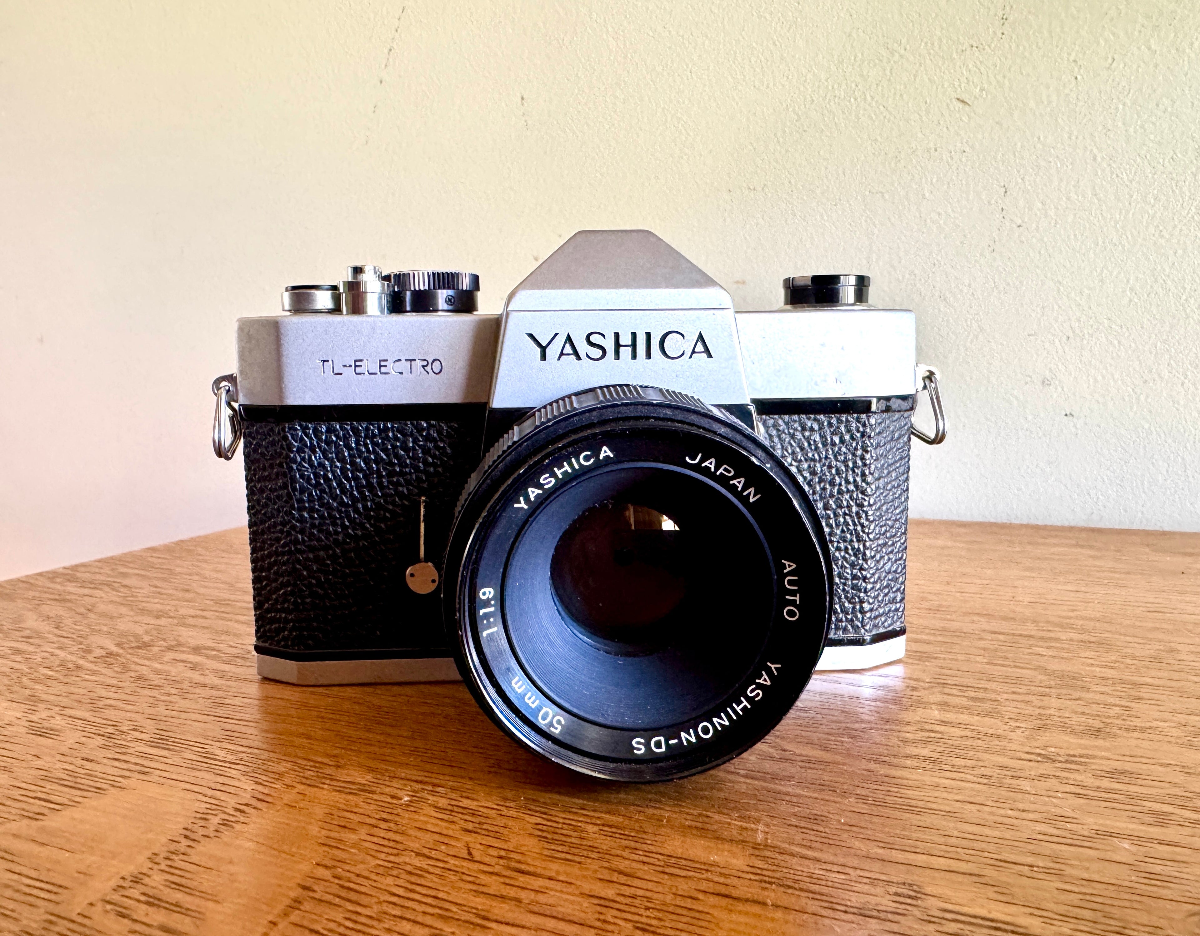 Vtg Yashica TL-Electro 35mm Film Camera (Untested)