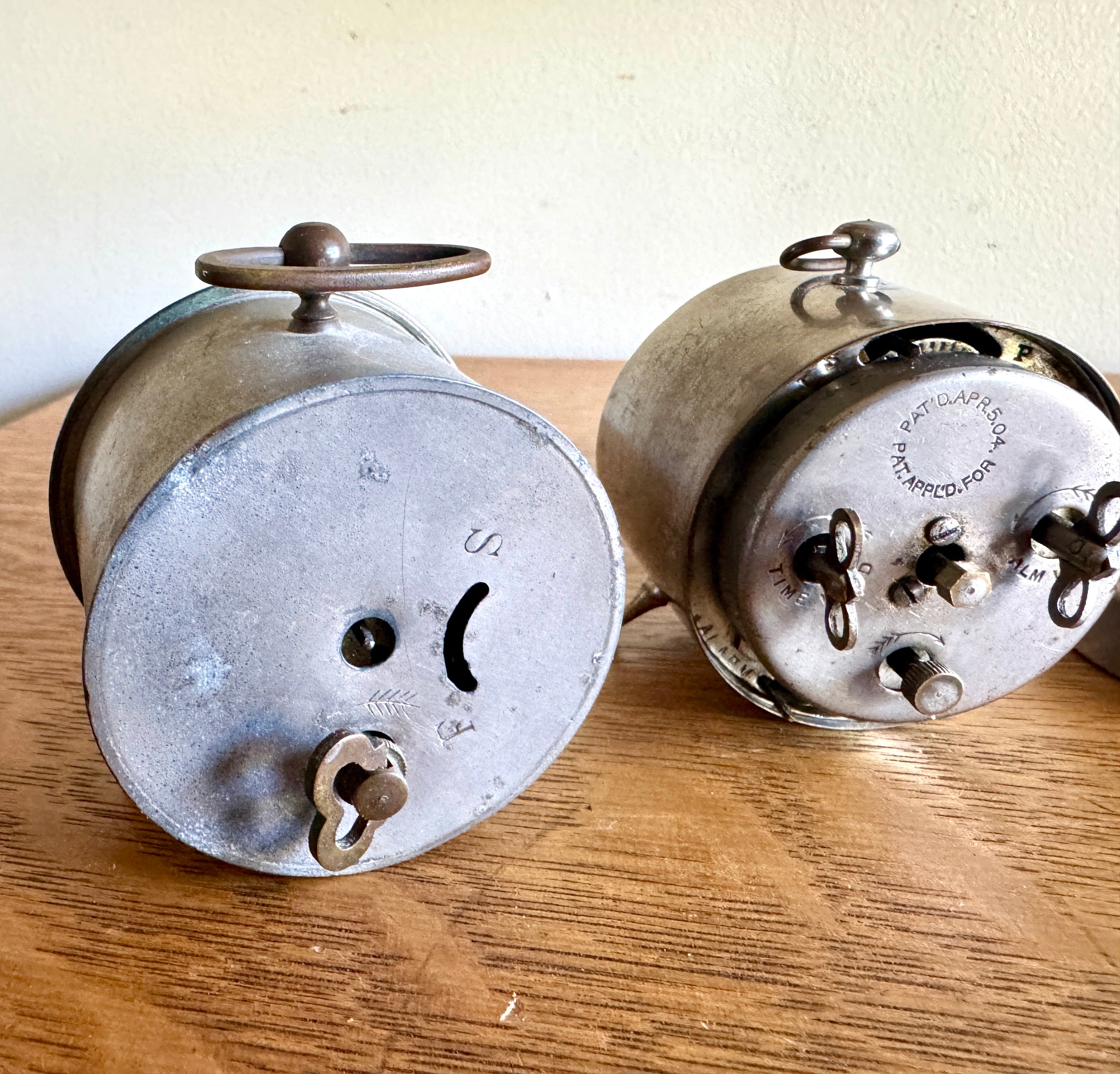A Mixed Lot of 5 Small Traveling Alarm Clocks ~ New Haven ~ K.C. Co. ~ Howard Thermostat Co. (Parts)