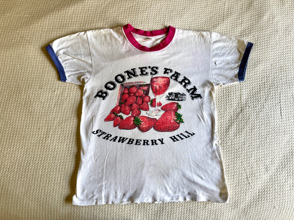 Vtg Thrashed Boone's Farm Strawberry Hill T-Short (M)