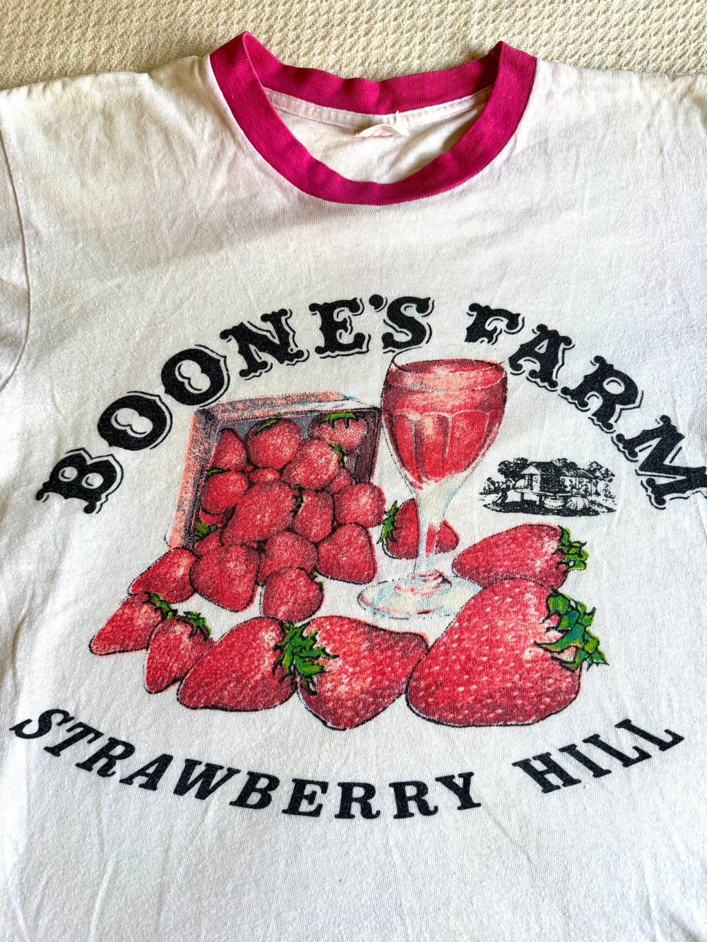 Vtg Thrashed Boone's Farm Strawberry Hill T-Short (M)