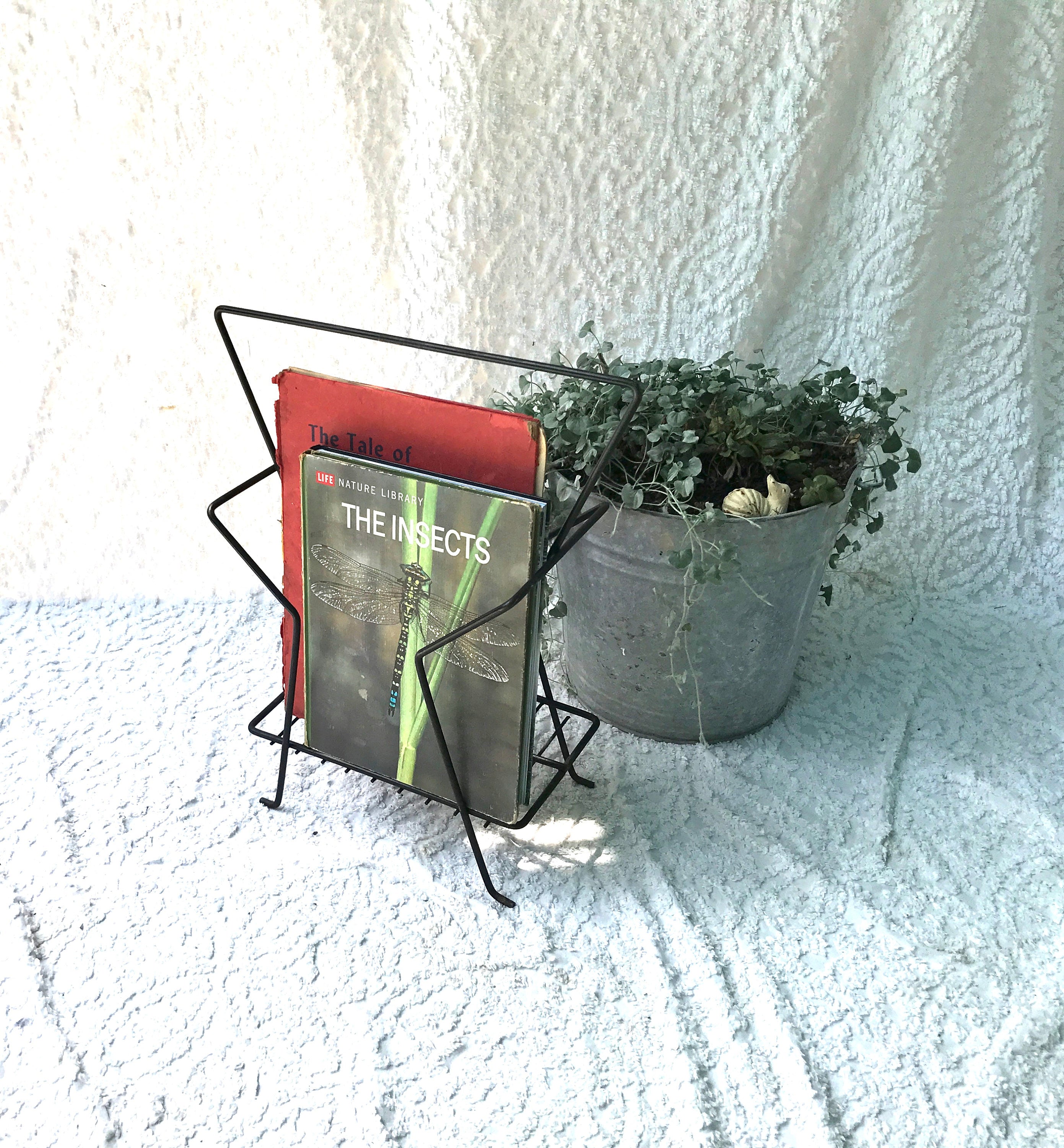 Vtg Magazine Rack | Mid Century Atomic Wire Magazine Rack | Black Metal Album Rack | Retro Magazine Book Album Stand | Rustic Wire Stand