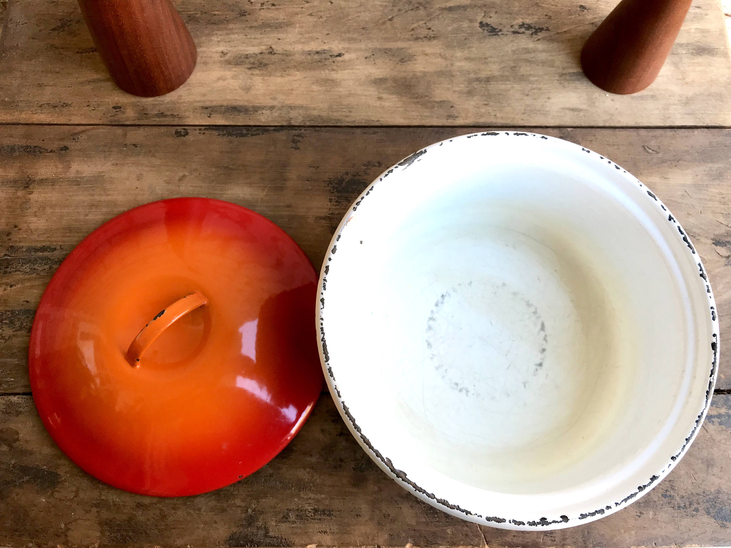 Vtg Red and Orange Enamel Pot | Rustic Red Enamel Casserole Dish | Red Two Toned Metal Enamel Pot | Chipped Enamel | Country Decor