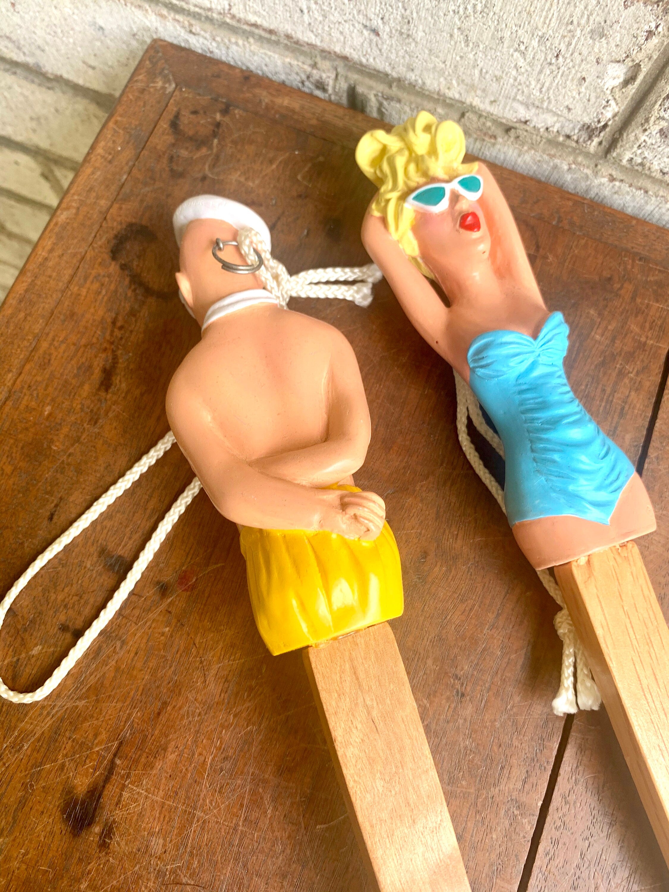 A Vintage Pair Of Novelty Scrub Brushes | Beach Couple Scrub Brushes | Banning Ent. 86 Brushes | Beach Decor | Bathroom Decor