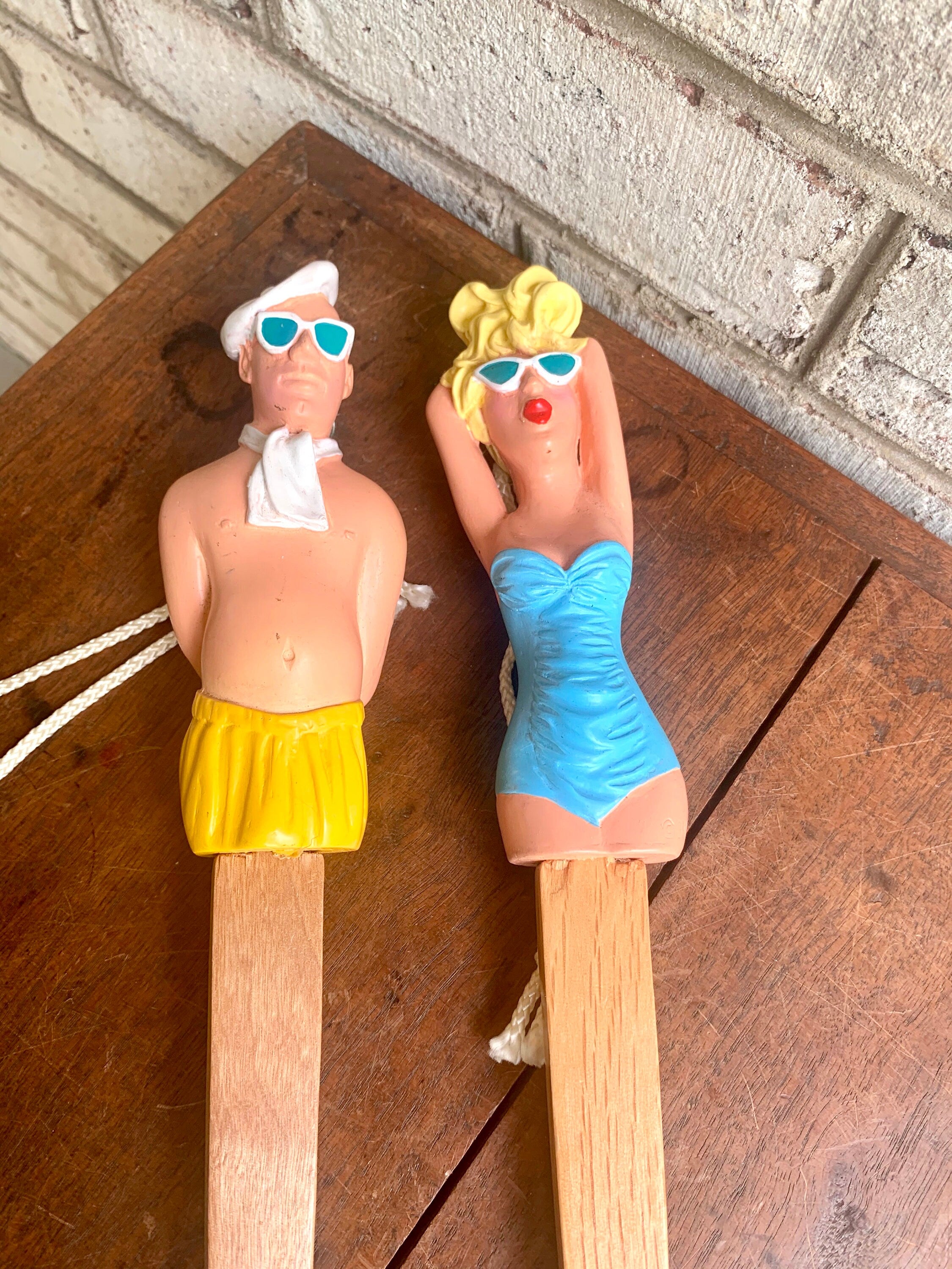 A Vintage Pair Of Novelty Scrub Brushes | Beach Couple Scrub Brushes | Banning Ent. 86 Brushes | Beach Decor | Bathroom Decor