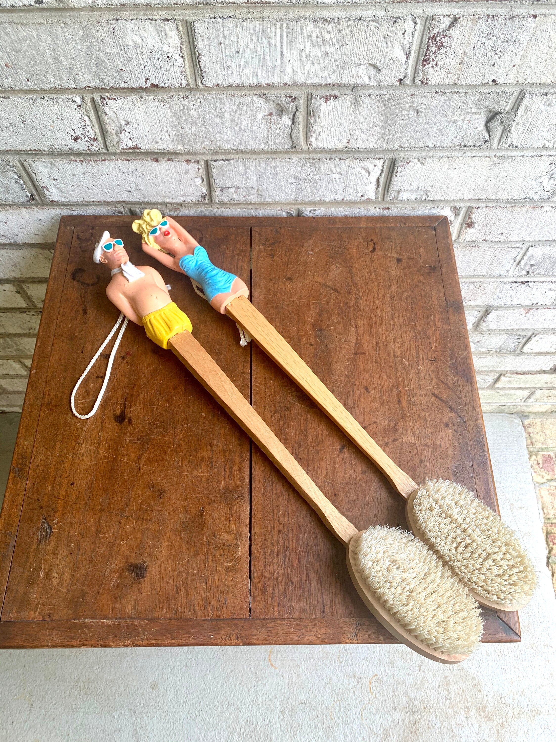 A Vintage Pair Of Novelty Scrub Brushes | Beach Couple Scrub Brushes | Banning Ent. 86 Brushes | Beach Decor | Bathroom Decor
