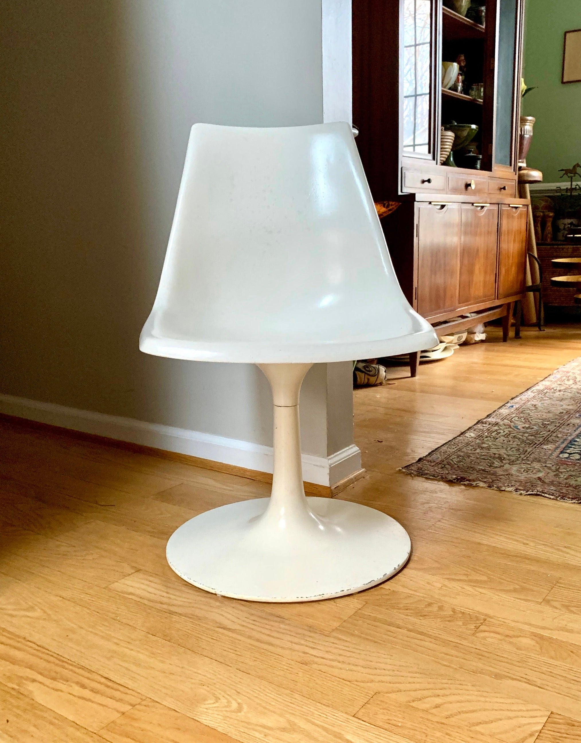 Vtg White Tulip Chair | MCM White Tulip Chair | Mid Century Modern Tulip Swivel Chair