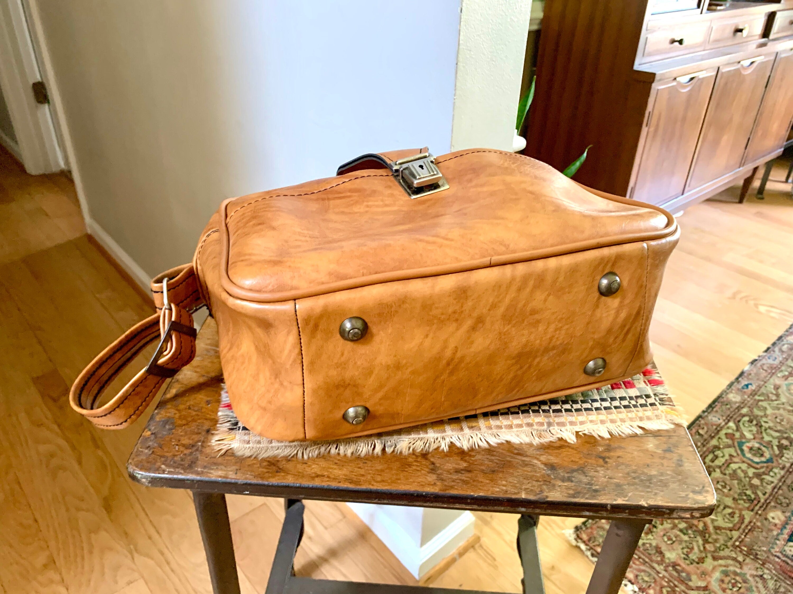 1970s Luggage Overnighter Brown Vinyl Shoulder Bag | Scovill Shoulder Bag | 70s Faux Leather Shoulder Bag | Brown Weekender Crossbody Bag
