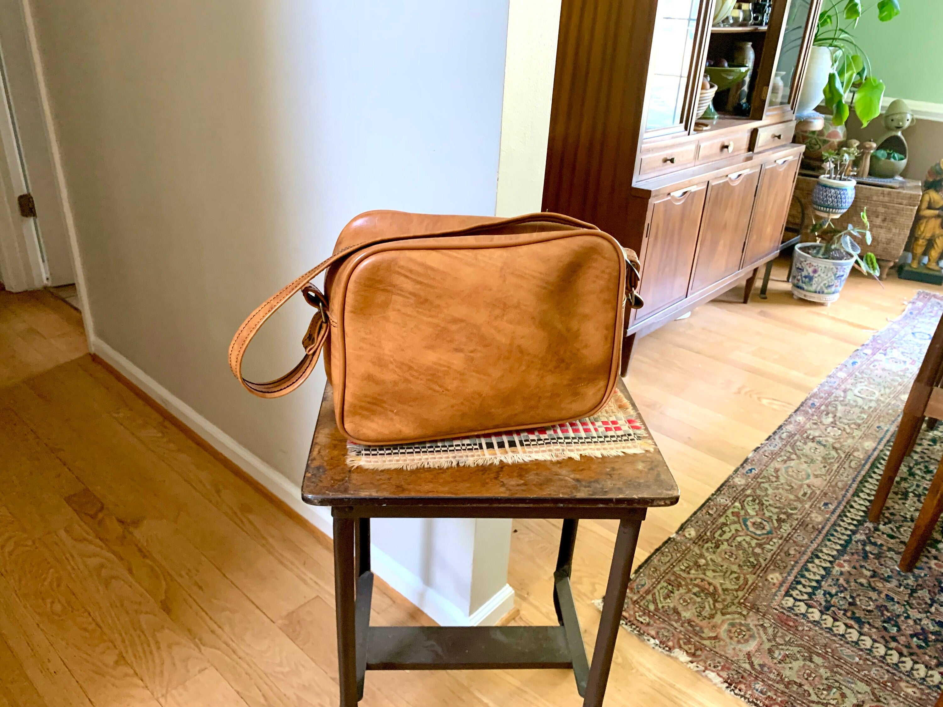 1970s Luggage Overnighter Brown Vinyl Shoulder Bag | Scovill Shoulder Bag | 70s Faux Leather Shoulder Bag | Brown Weekender Crossbody Bag