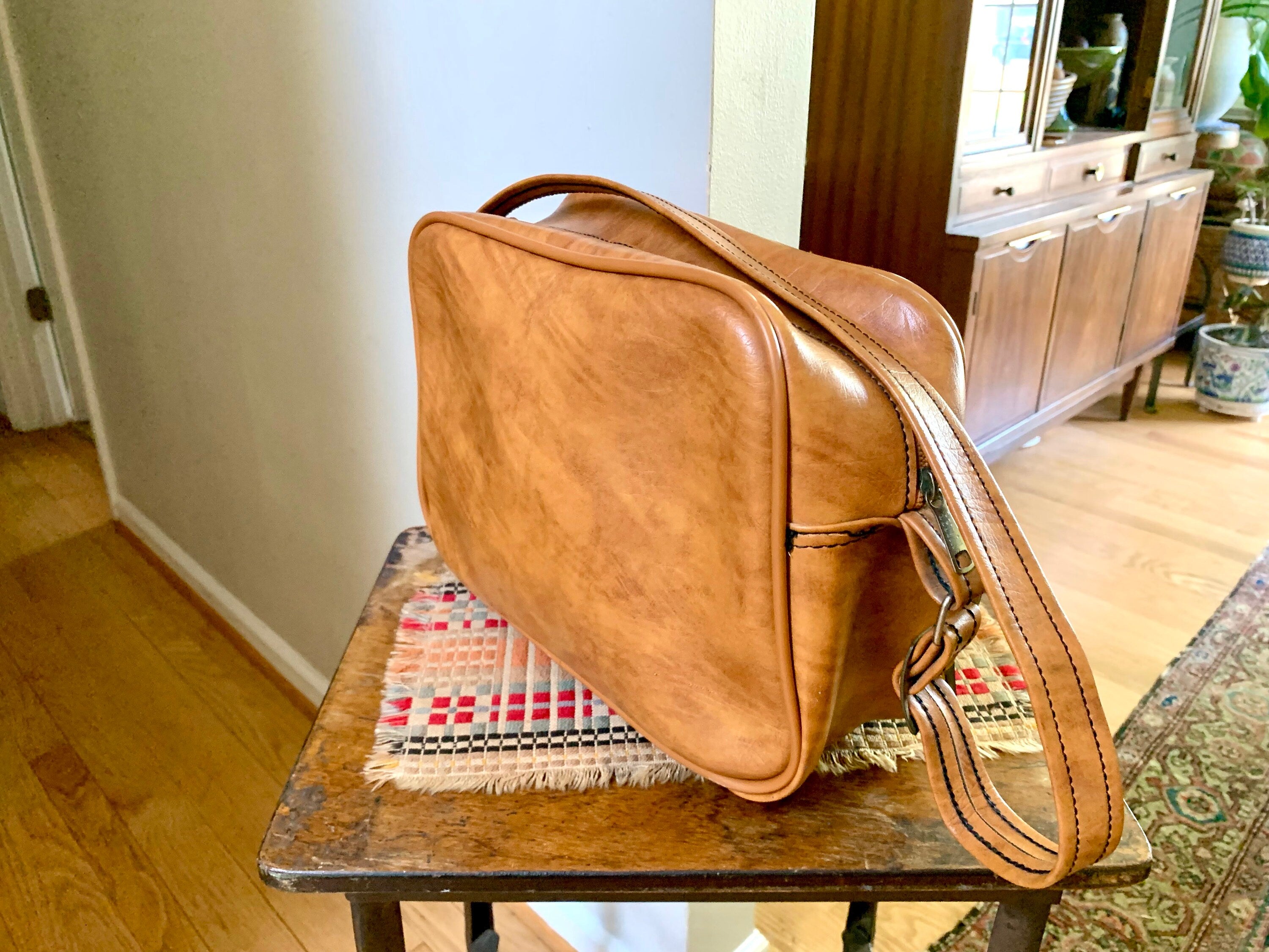 1970s Luggage Overnighter Brown Vinyl Shoulder Bag | Scovill Shoulder Bag | 70s Faux Leather Shoulder Bag | Brown Weekender Crossbody Bag