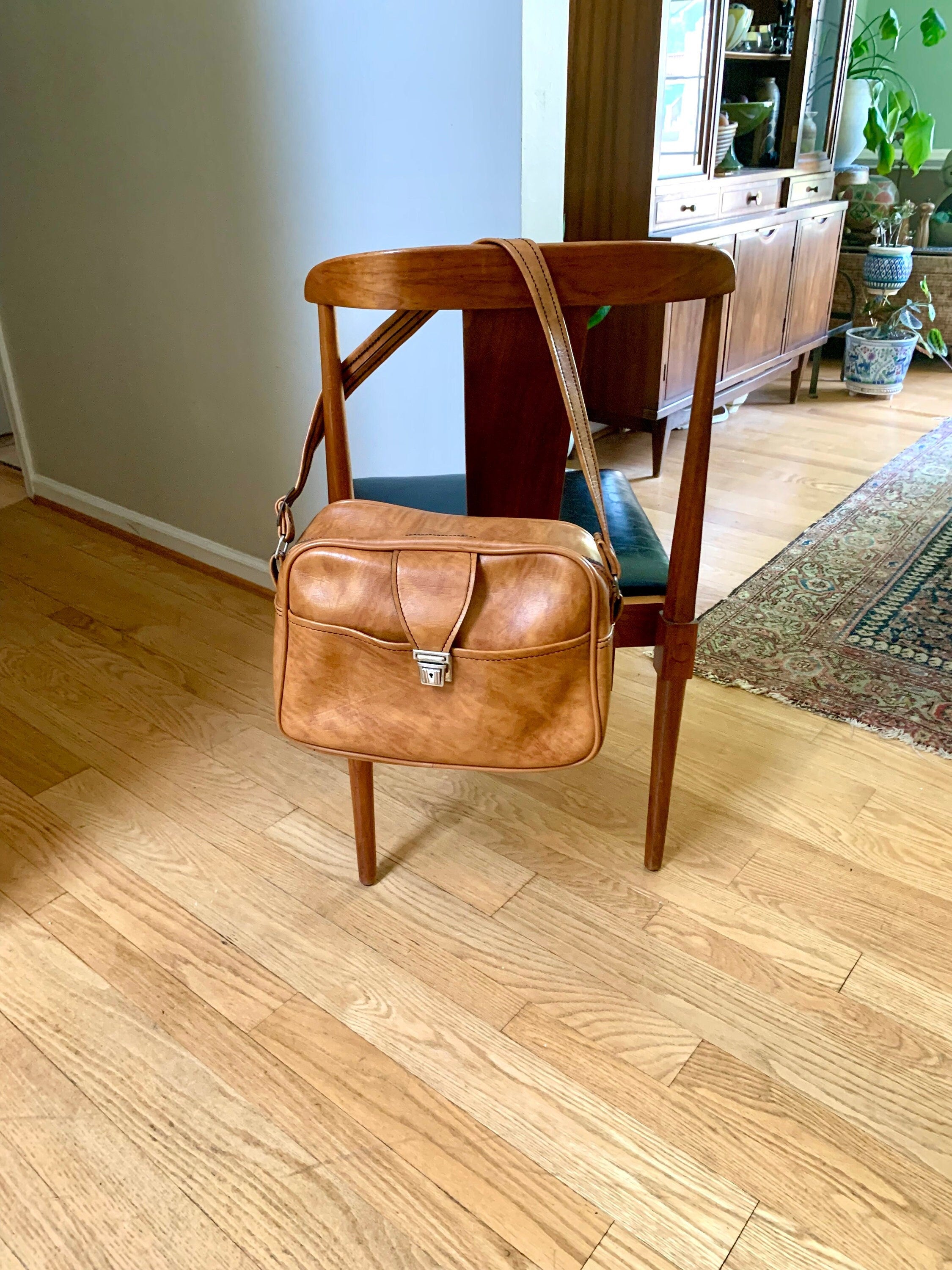 1970s Luggage Overnighter Brown Vinyl Shoulder Bag | Scovill Shoulder Bag | 70s Faux Leather Shoulder Bag | Brown Weekender Crossbody Bag