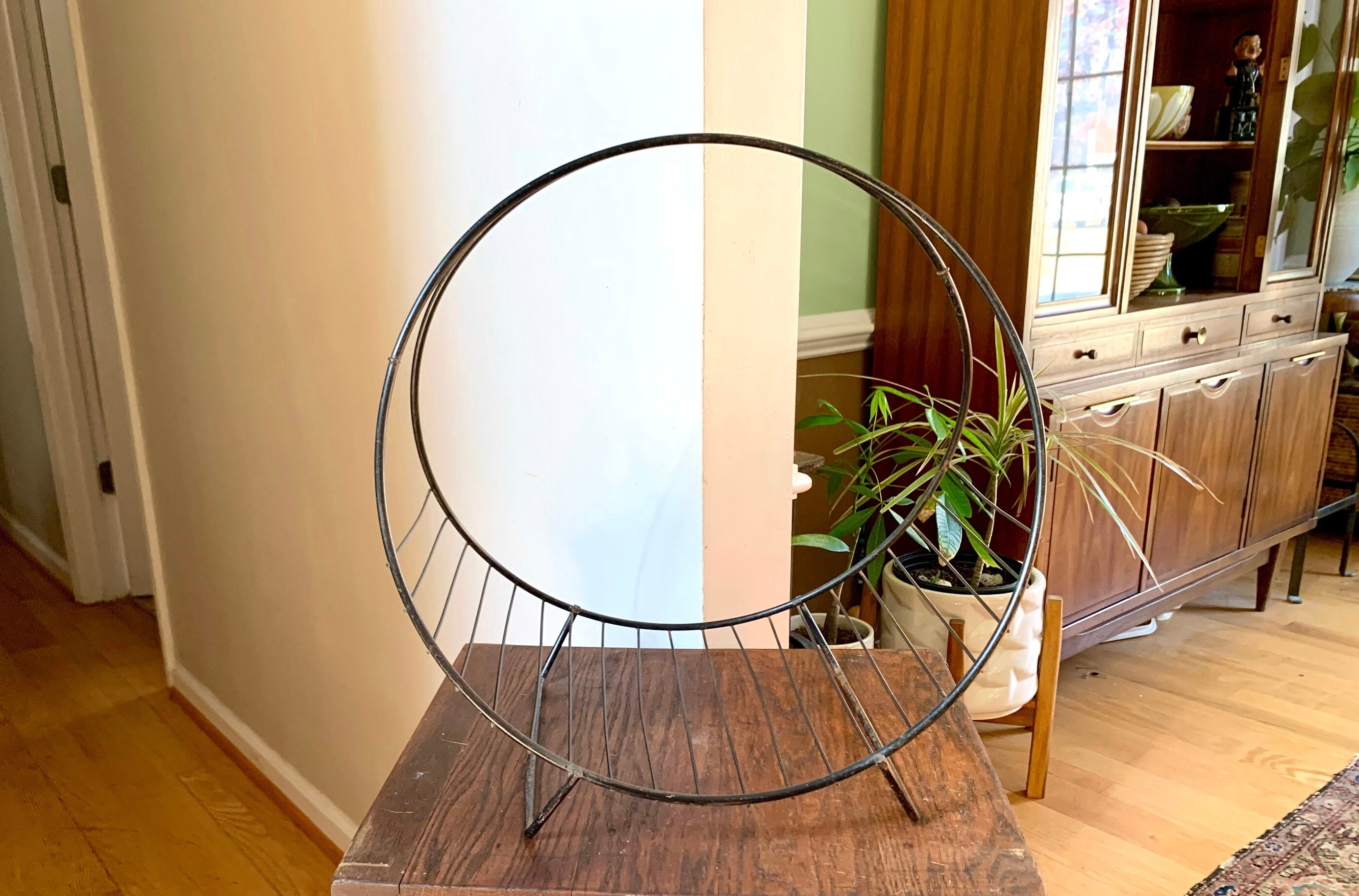 Vtg MCM Wire Magazine Rack | Mid Century Atomic Wire Magazine Rack | Brass Blanket Rack | Wire Towel Rack | Rustic Wire Stand
