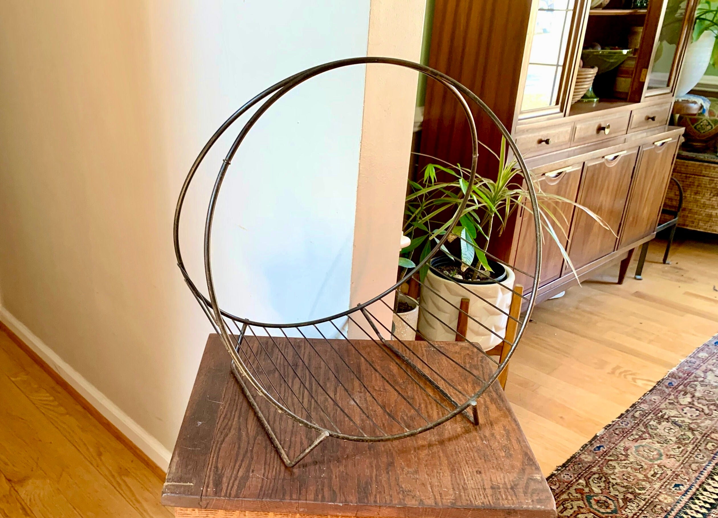 Vtg MCM Wire Magazine Rack | Mid Century Atomic Wire Magazine Rack | Brass Blanket Rack | Wire Towel Rack | Rustic Wire Stand