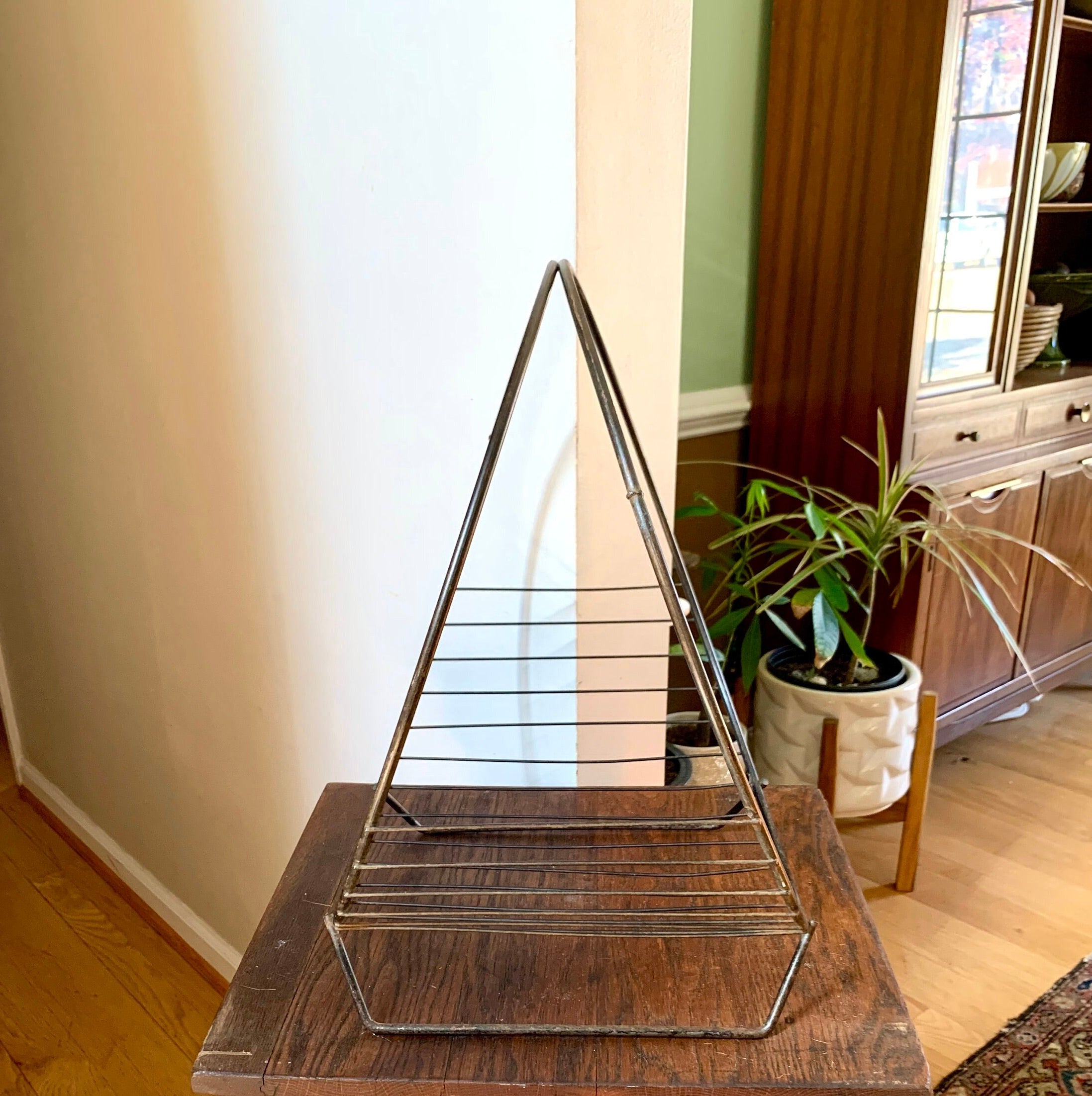 Vtg MCM Wire Magazine Rack | Mid Century Atomic Wire Magazine Rack | Brass Blanket Rack | Wire Towel Rack | Rustic Wire Stand