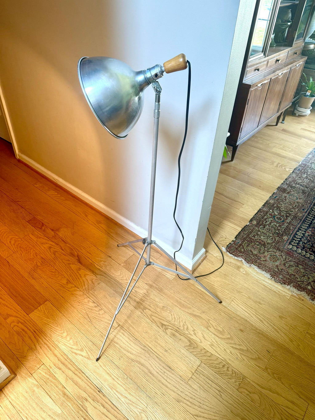 Photography Lamp and Tripod | Telescoping Tripod Lamp | Industrial Floor Lamp | Aluminum Tripod and Work Light | MCM Testrite Floor Lamp