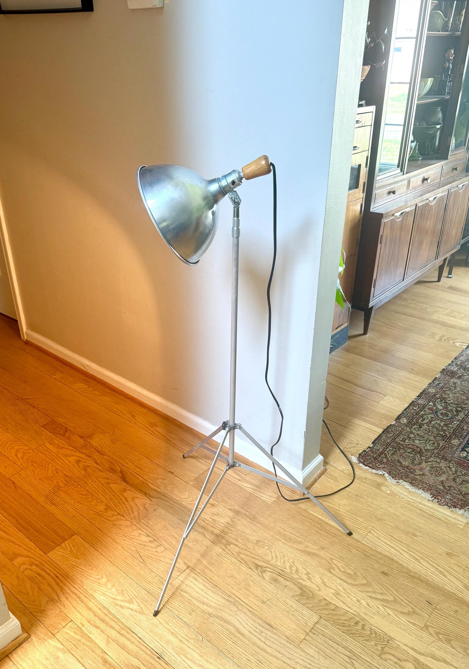 Photography Lamp and Tripod | Telescoping Tripod Lamp | Industrial Floor Lamp | Aluminum Tripod and Work Light | MCM Testrite Floor Lamp