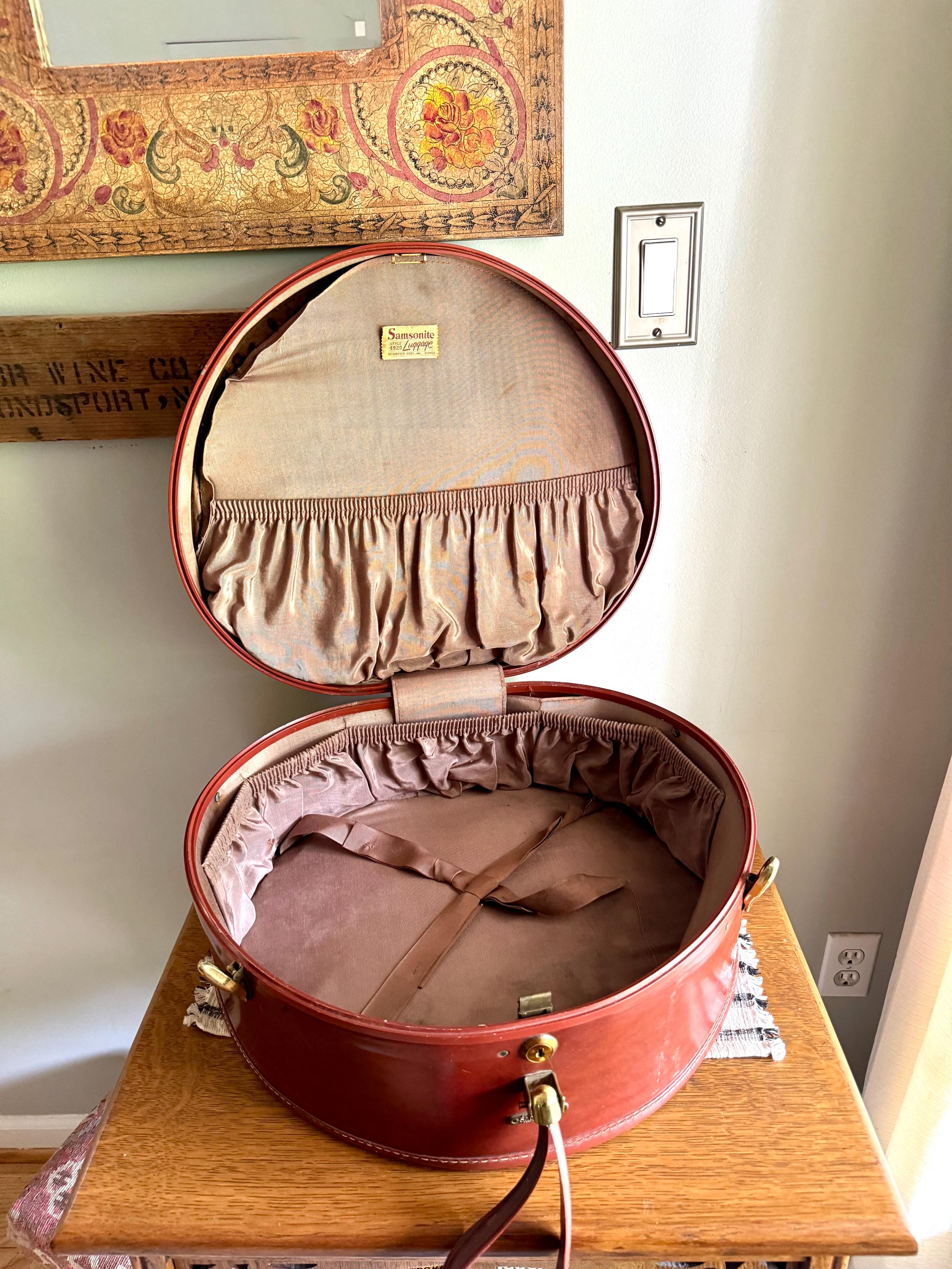 Samsonite Hardshell Round Suitcase | 50's Retro Luggage | Vintage Hard Case Round Suitcase | Samsonite 4920 Shwayder Bros Case
