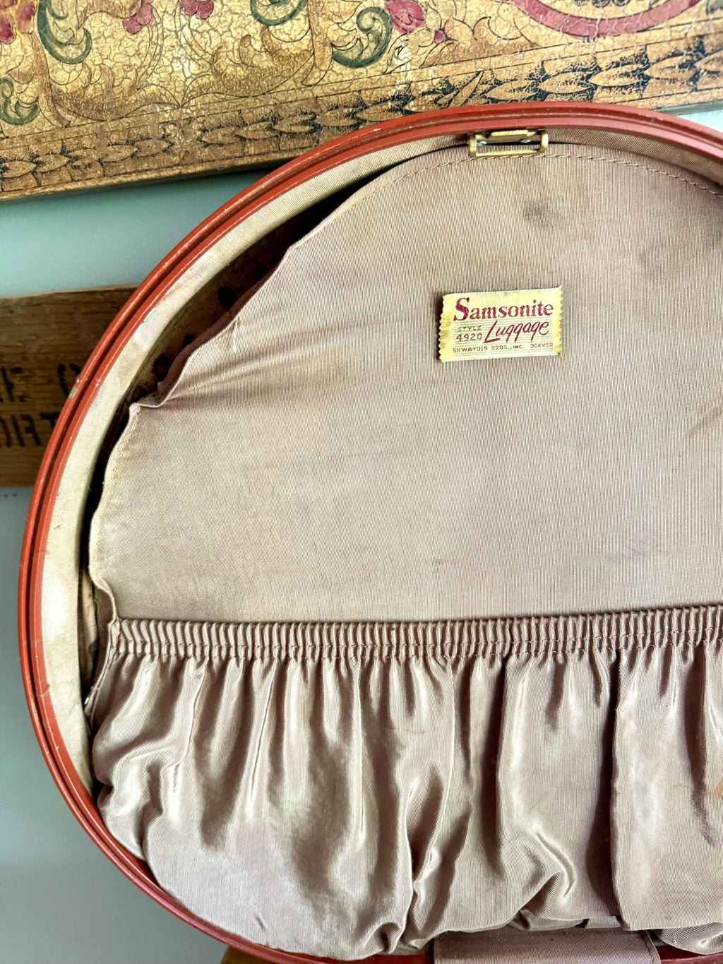 Samsonite Hardshell Round Suitcase | 50's Retro Luggage | Vintage Hard Case Round Suitcase | Samsonite 4920 Shwayder Bros Case