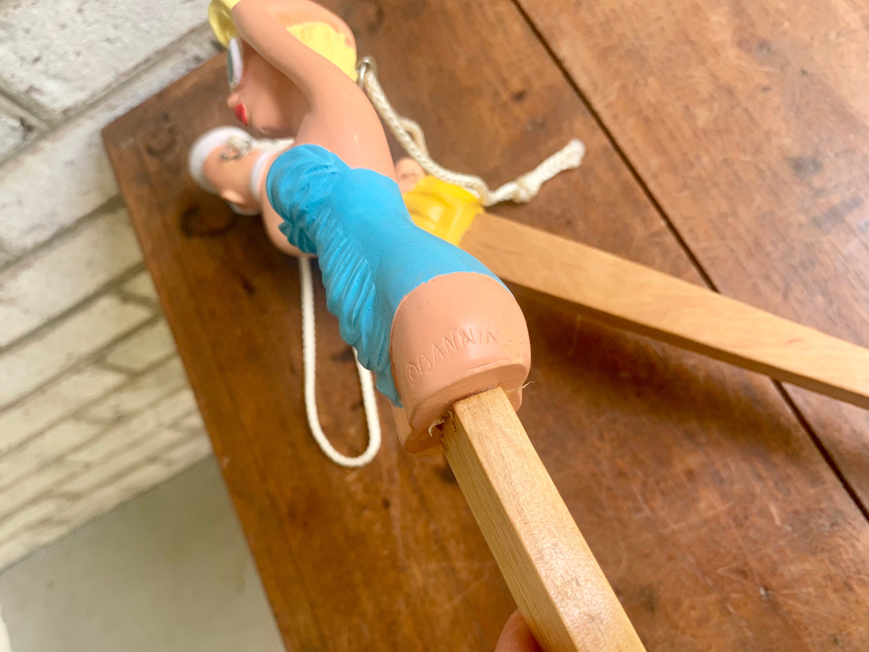 A Vintage Pair Of Novelty Scrub Brushes | Beach Couple Scrub Brushes | Banning Ent. 86 Brushes | Beach Decor | Bathroom Decor