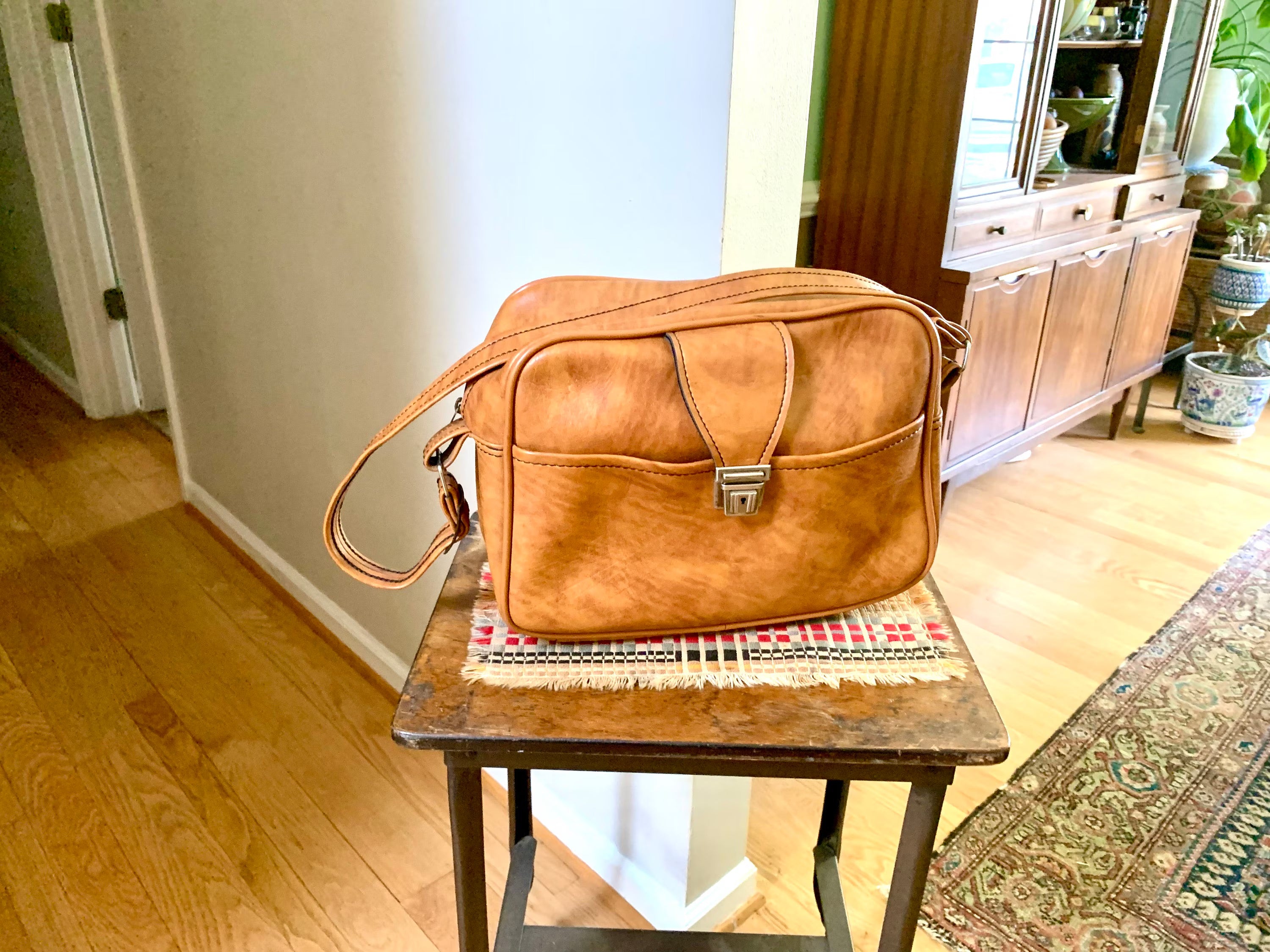 1970s Luggage Overnighter Brown Vinyl Shoulder Bag | Scovill Shoulder Bag | 70s Faux Leather Shoulder Bag | Brown Weekender Crossbody Bag