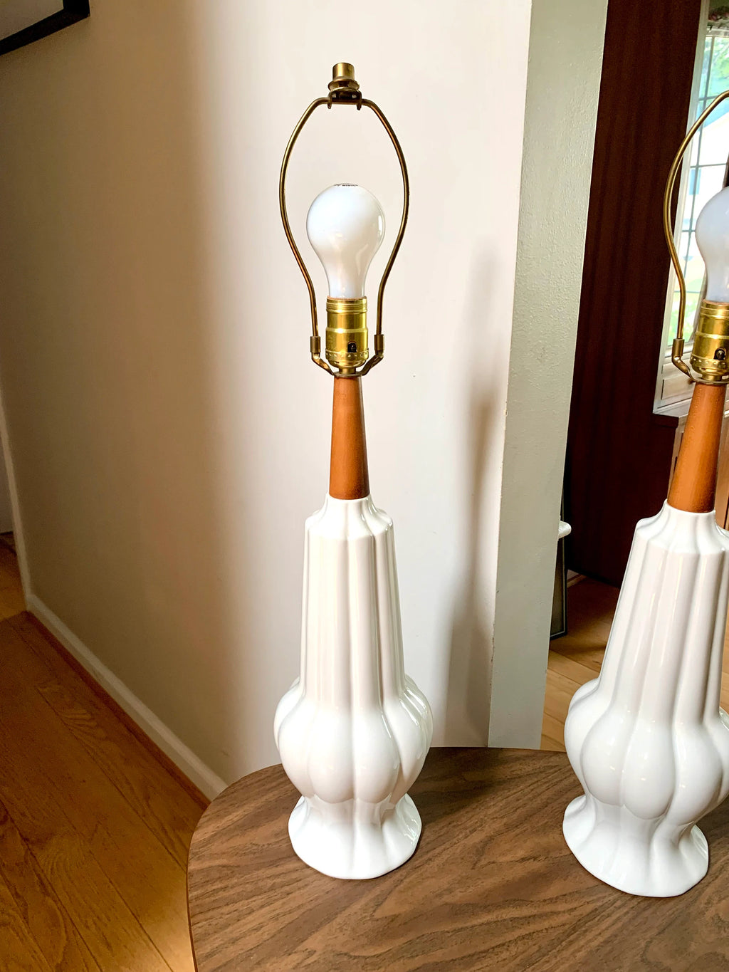Vintage Pair of Mid Century White Ceramic Lamps | Ceramic and Wood Lamps | MCM White Ceramic Table Lamps | Matching White Ceramic Lamps