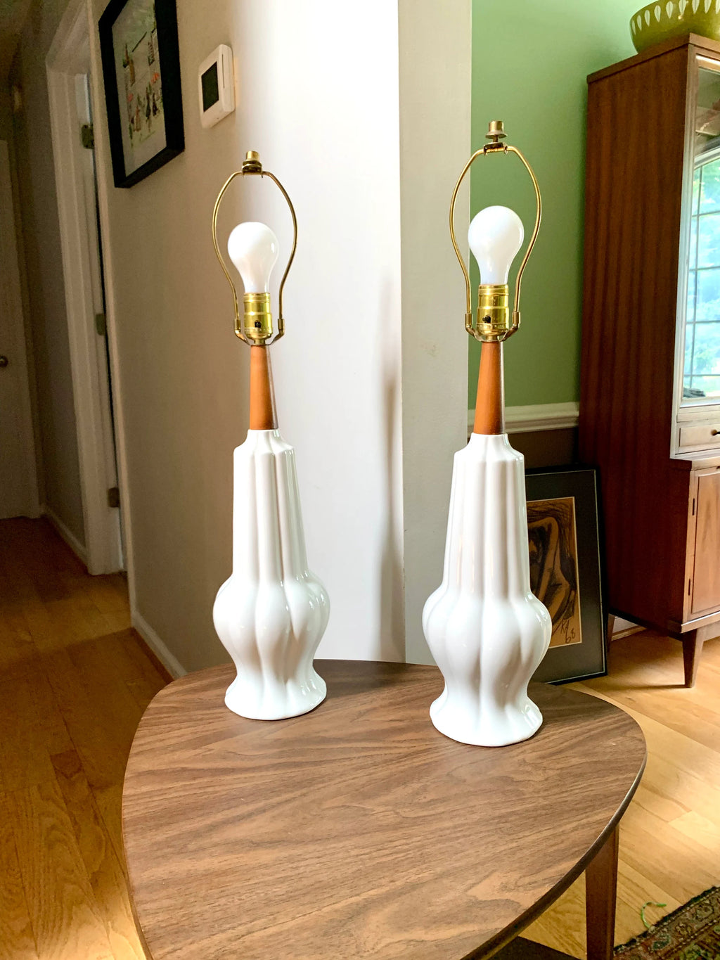 Vintage Pair of Mid Century White Ceramic Lamps | Ceramic and Wood Lamps | MCM White Ceramic Table Lamps | Matching White Ceramic Lamps