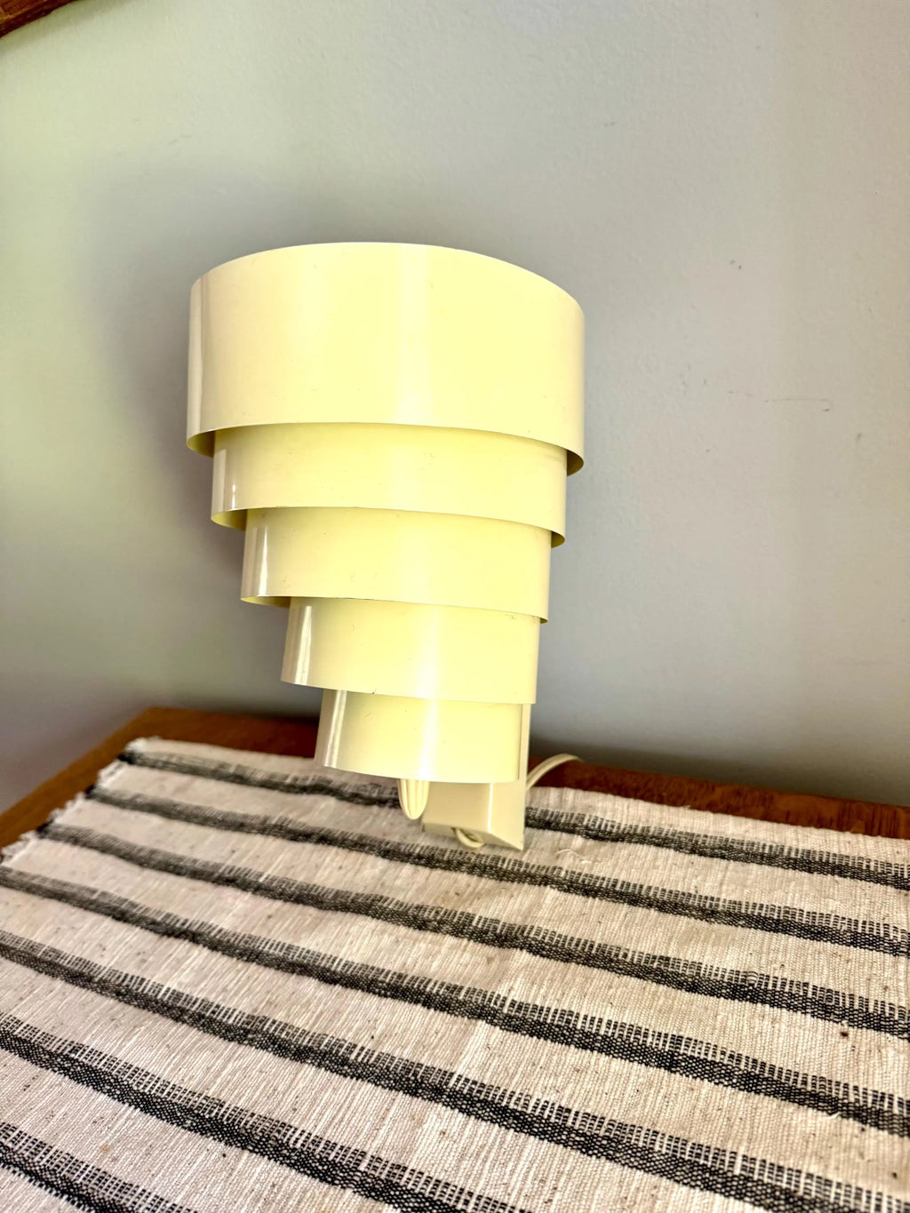 Vtg Mid Century Creme Venetian Tiered Shade Wall Sconce | Art Deco Venetian Shade Wall Lamp | Modern Venetian Tiered Shade Wall Light