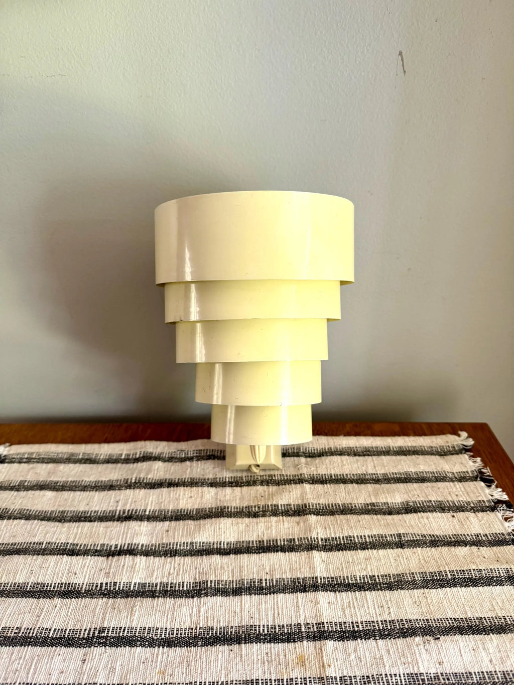 Vtg Mid Century Creme Venetian Tiered Shade Wall Sconce | Art Deco Venetian Shade Wall Lamp | Modern Venetian Tiered Shade Wall Light