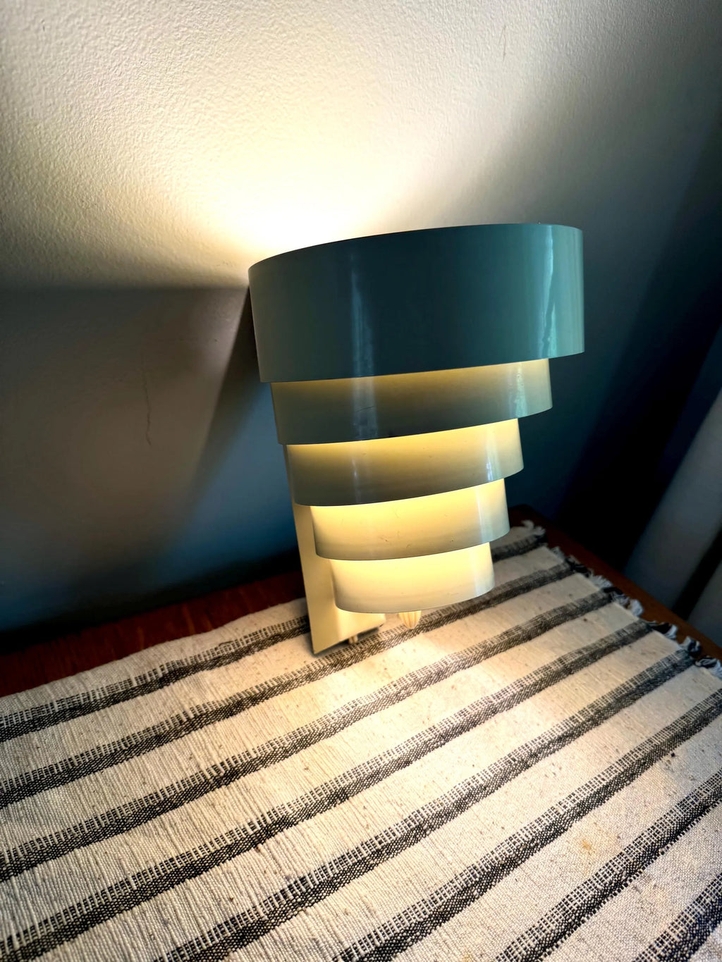 Vtg Mid Century Creme Venetian Tiered Shade Wall Sconce | Art Deco Venetian Shade Wall Lamp | Modern Venetian Tiered Shade Wall Light