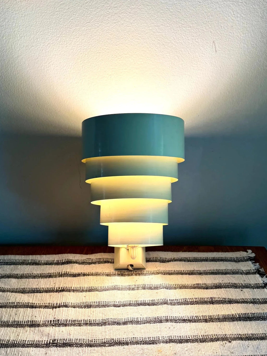 Vtg Mid Century Creme Venetian Tiered Shade Wall Sconce | Art Deco Venetian Shade Wall Lamp | Modern Venetian Tiered Shade Wall Light