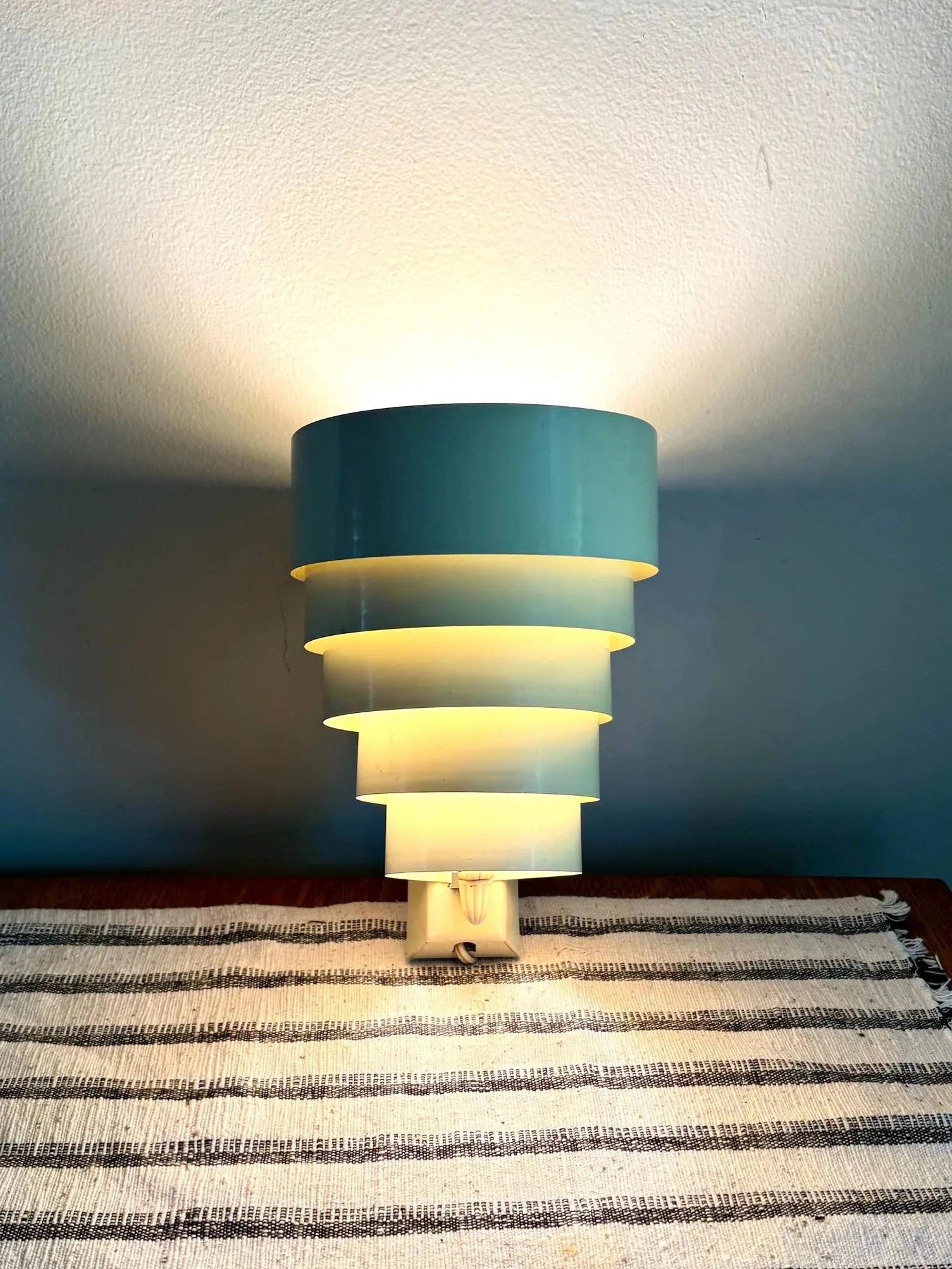 Vtg Mid Century Creme Venetian Tiered Shade Wall Sconce | Art Deco Venetian Shade Wall Lamp | Modern Venetian Tiered Shade Wall Light